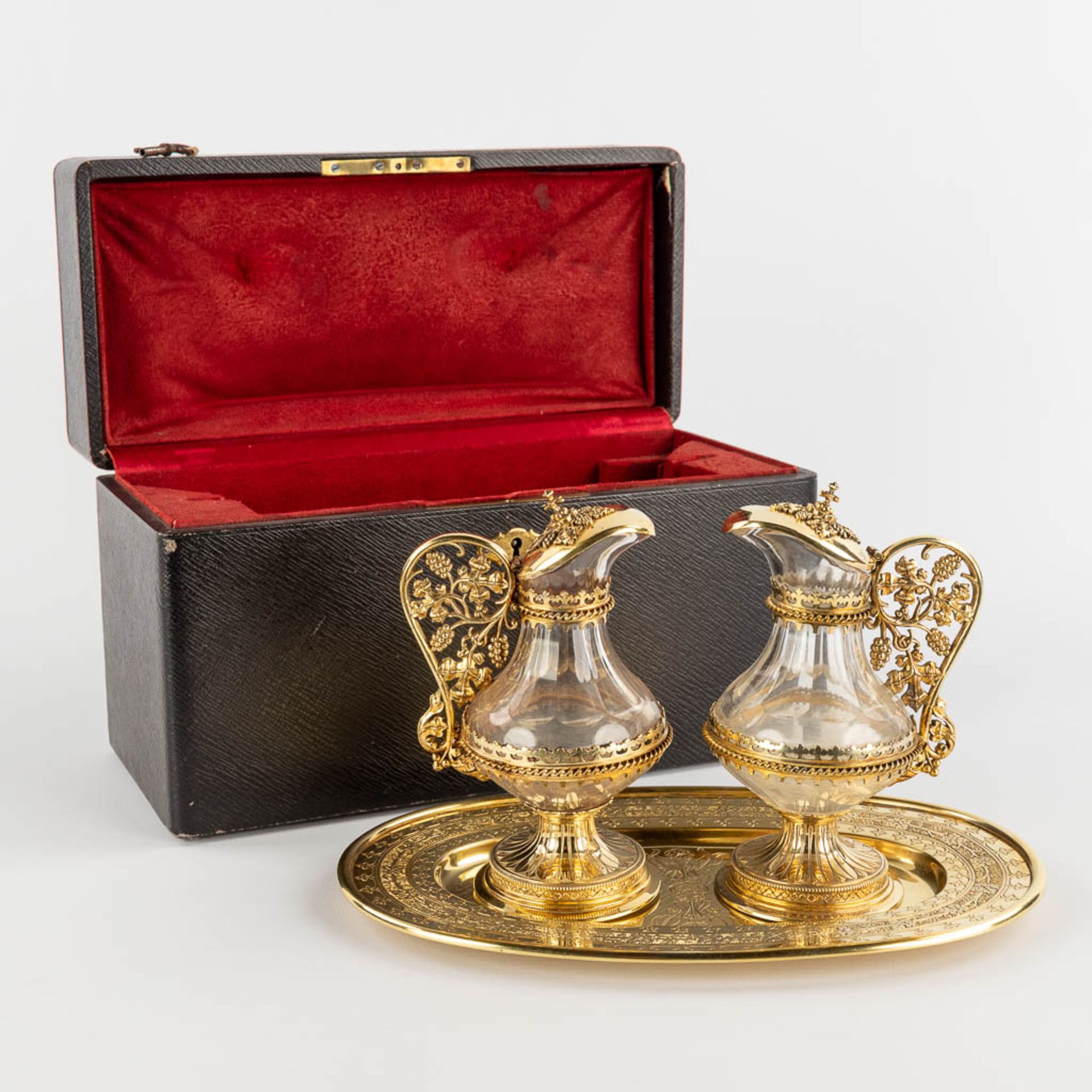 A set of wine and water cruets, gilt silver in the original case. Probably Bourdon, 19th C. (D:15,5 