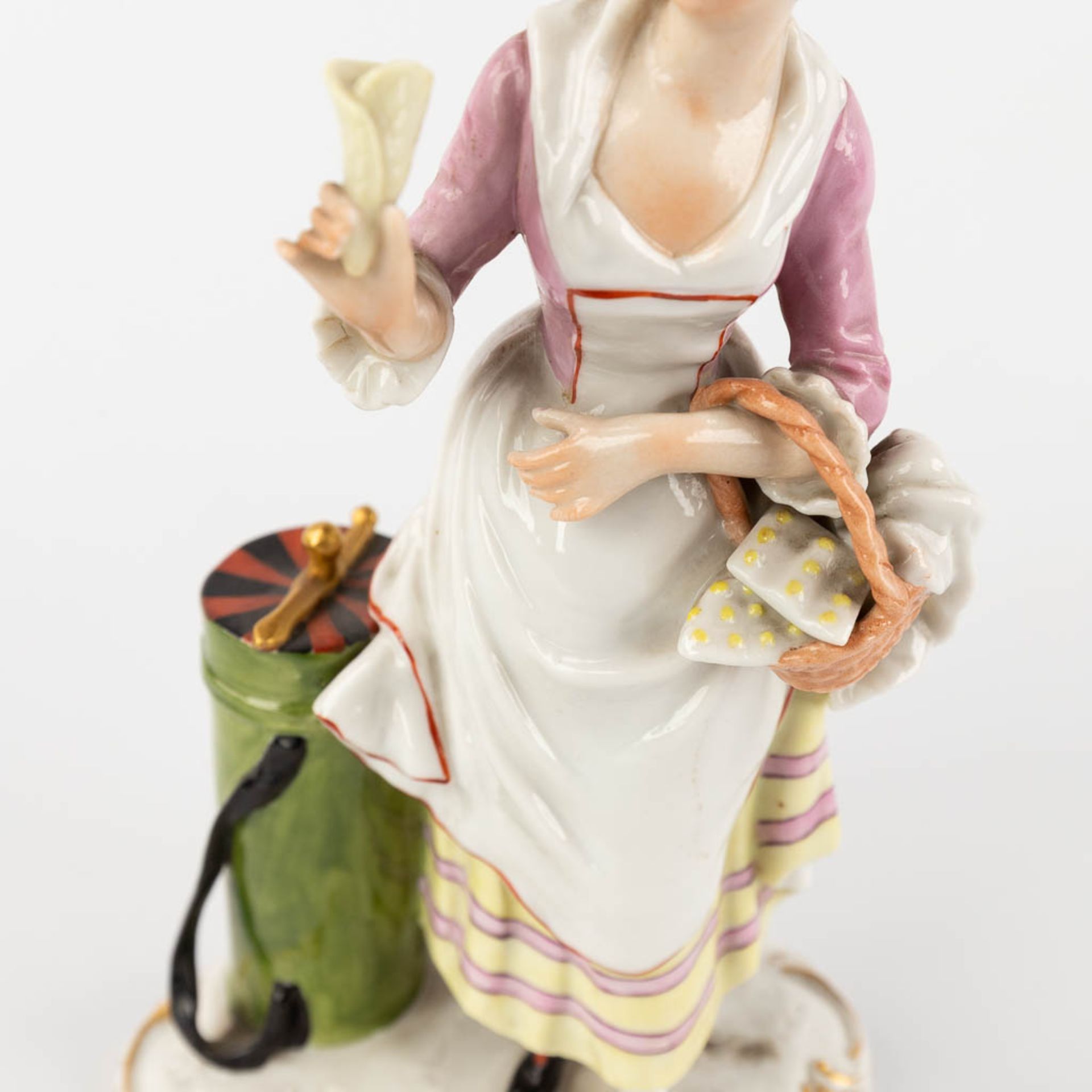 Milan and Ludwigsburg, 2 polychrome porcelain figurines. 19th C. (D:11 x W:12 x H:27 cm) - Bild 12 aus 12