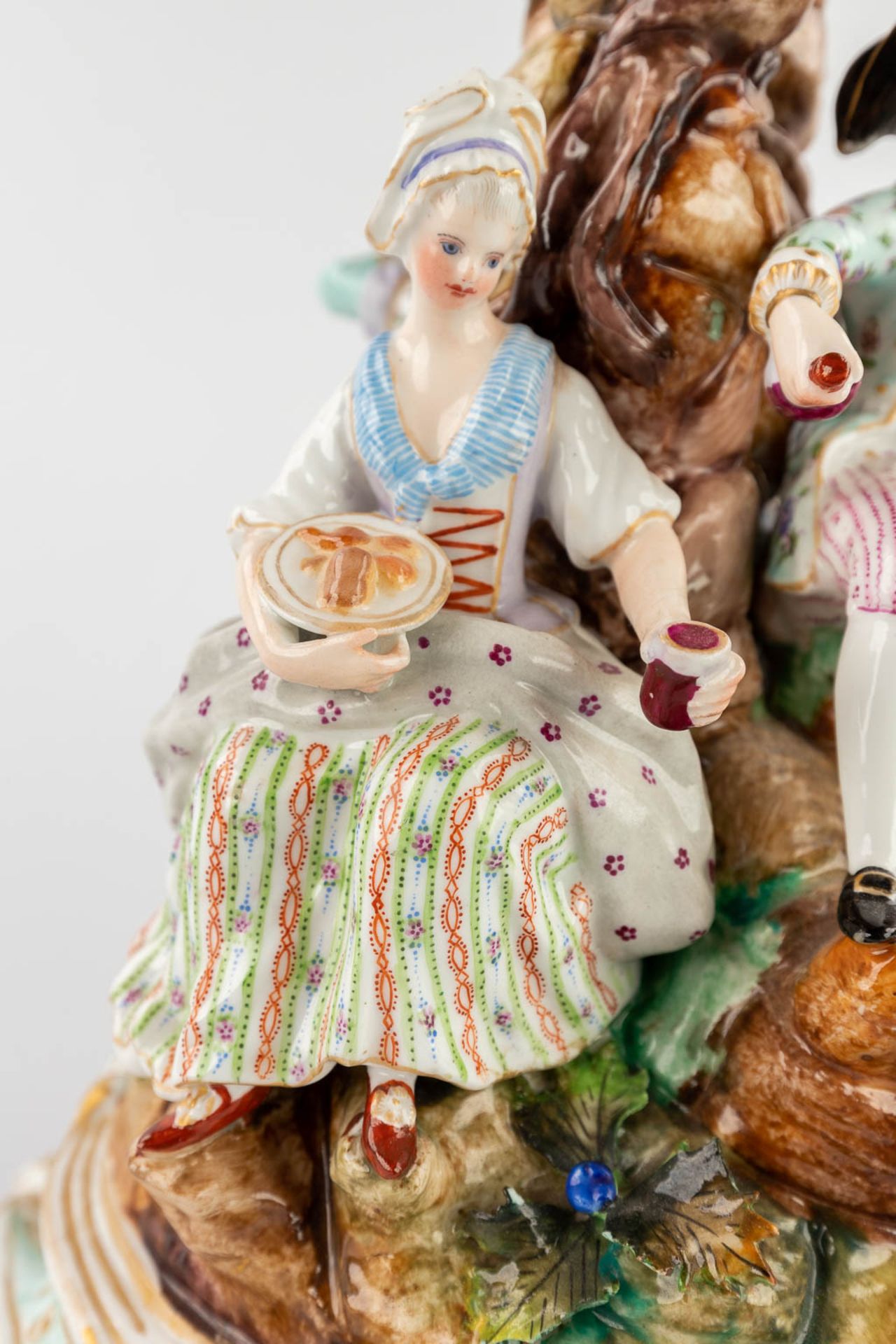 A large polychrome porcelain group with a 'Hurdy Gurdy'. 19th C. (D:22 x W:25 x H:34 cm) - Bild 8 aus 18