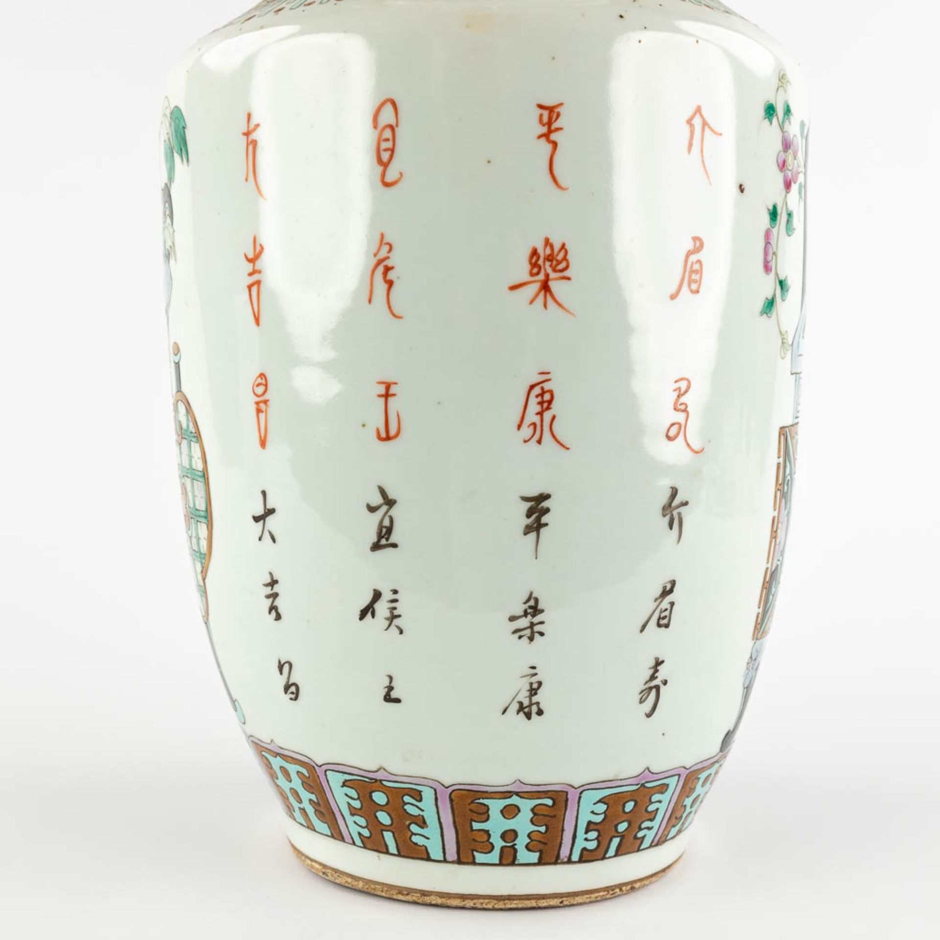 Three Chinese vases, Famille Rose decor of Ladies in the garden and antiquities. 20th C. (H:43 x D:1 - Bild 11 aus 23