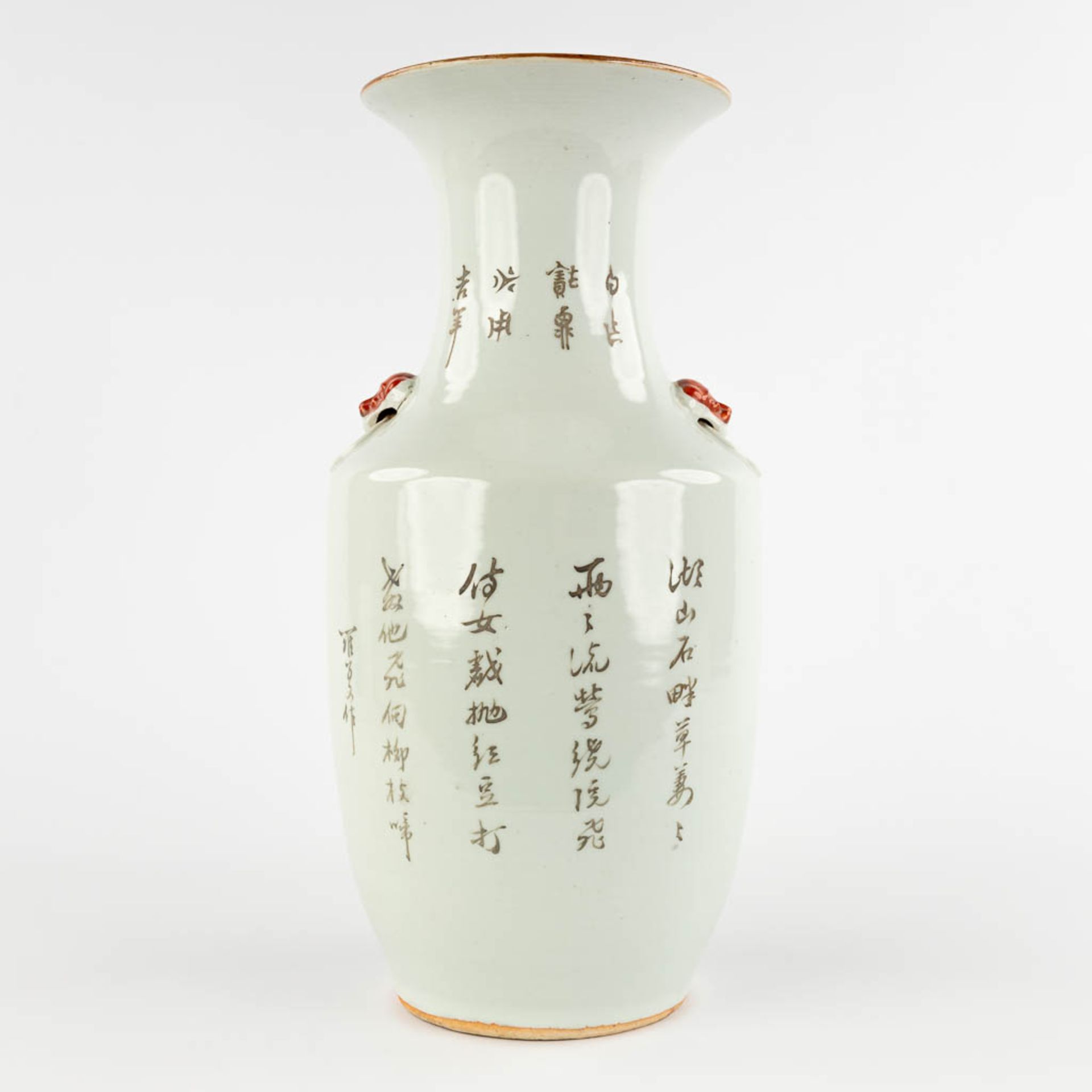 A Chinese Vase and 4 Canton plates, decorated with figurines. 19th/20th C. (H:42 x D:20 cm) - Image 6 of 23