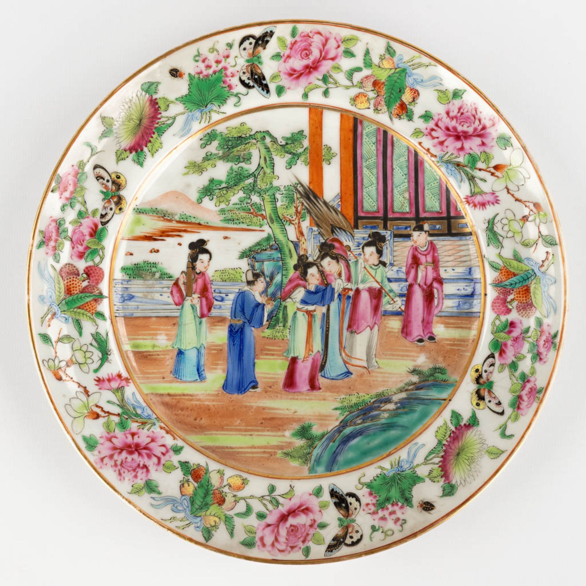 A Chinese Vase and 4 Canton plates, decorated with figurines. 19th/20th C. (H:42 x D:20 cm) - Image 17 of 23