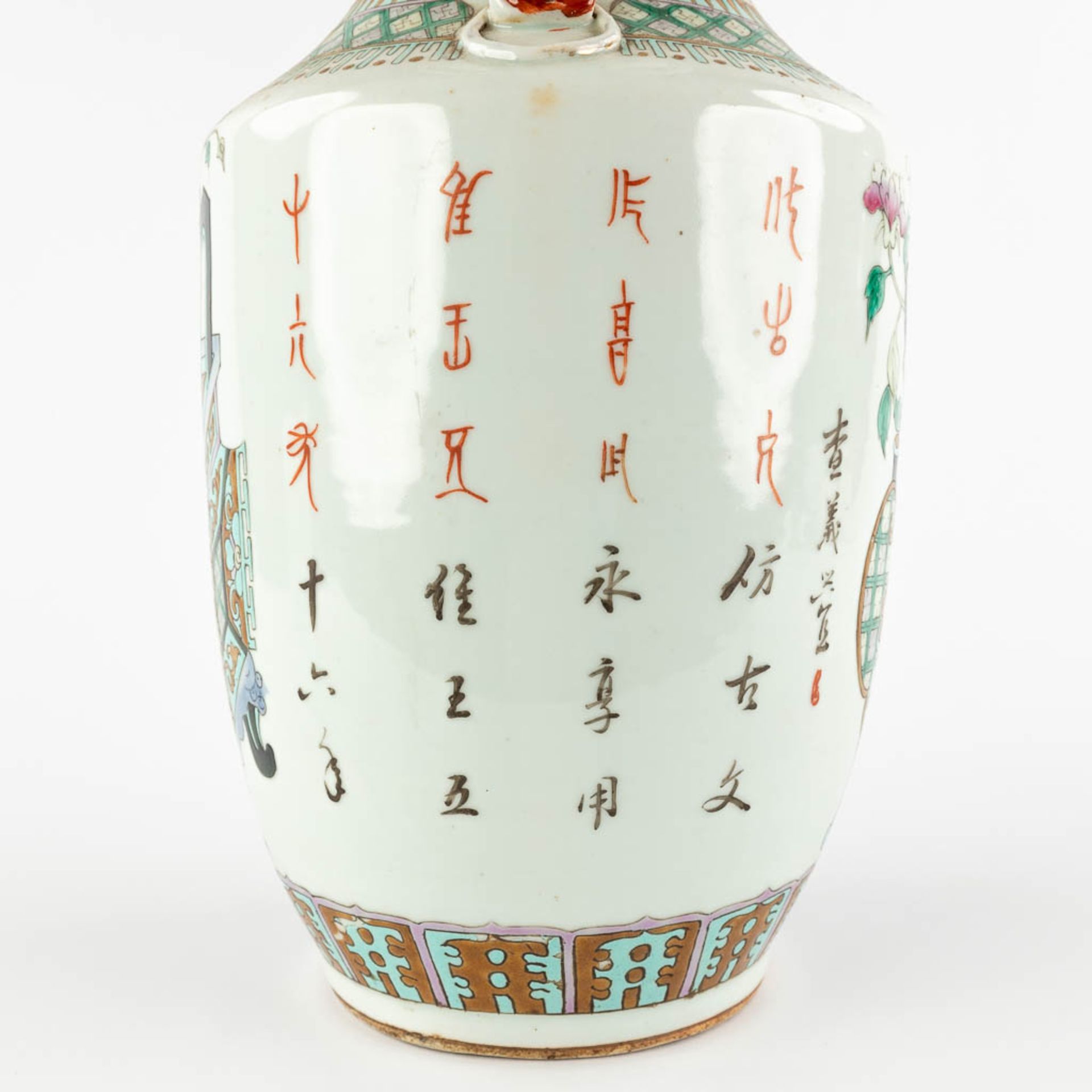 Three Chinese vases, Famille Rose decor of Ladies in the garden and antiquities. 20th C. (H:43 x D:1 - Bild 13 aus 23