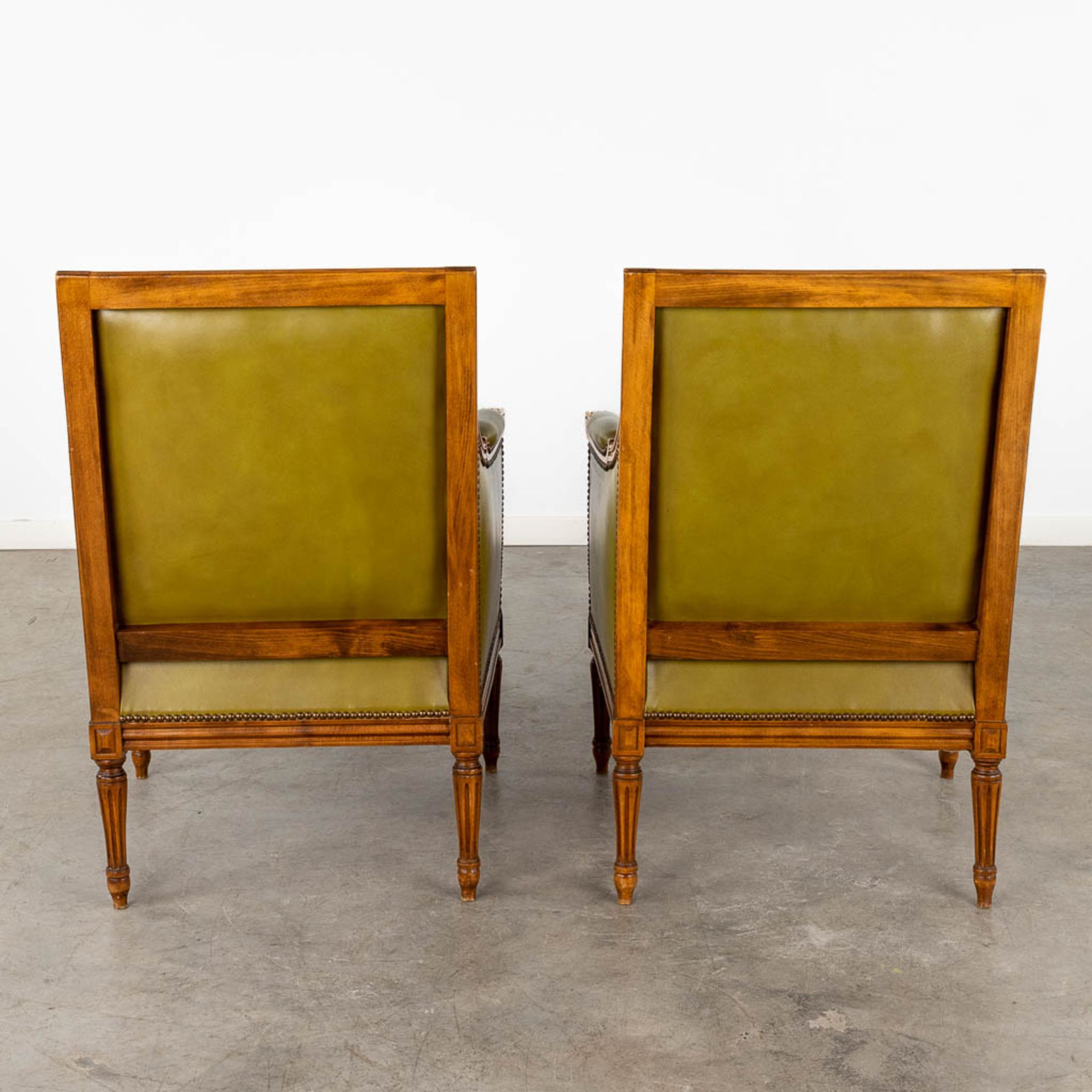 A pair of Louis XVI style armchairs, wood and olive green leather. Circa 1970. (D:61 x W:60 x H:90 c - Image 5 of 11