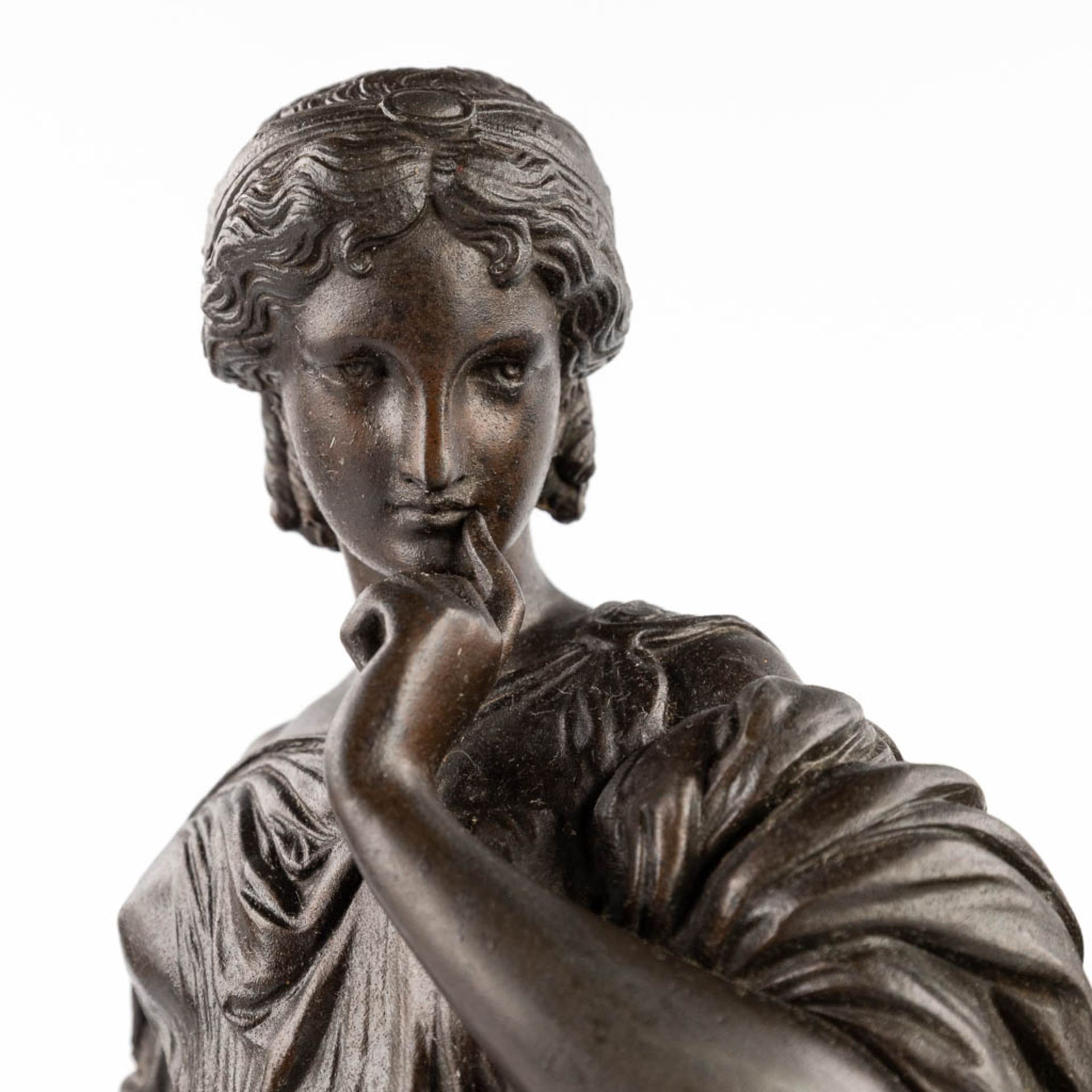 A mantle clock 'Lady with a paddle and zodiac', patinated spelter on marble. 19th C. (D:16 x W:40 x - Image 8 of 11