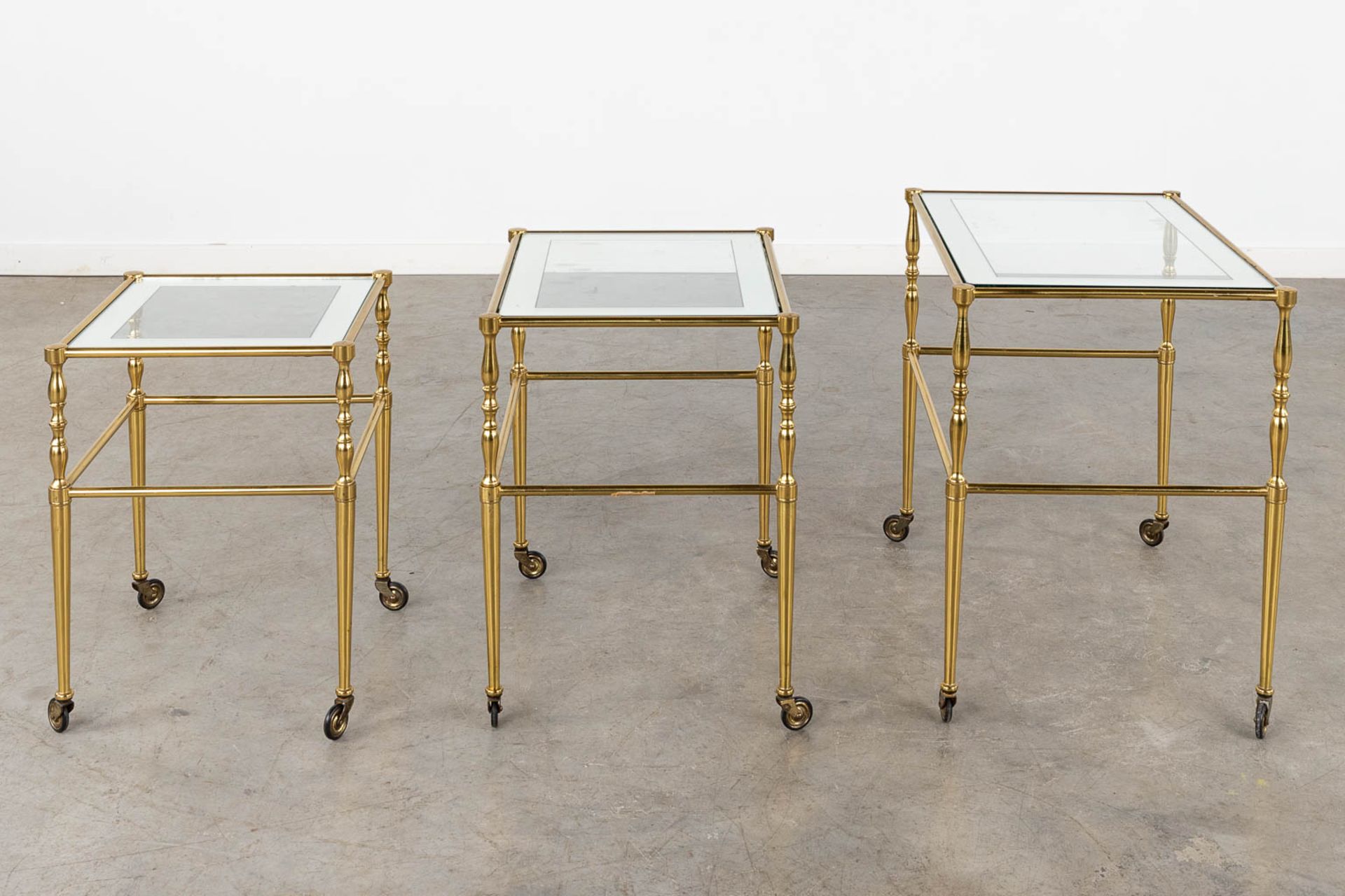 A set of nesting tables, brass and glass. 20th C. (D:39 x W:56 x H:52 cm) - Image 7 of 11