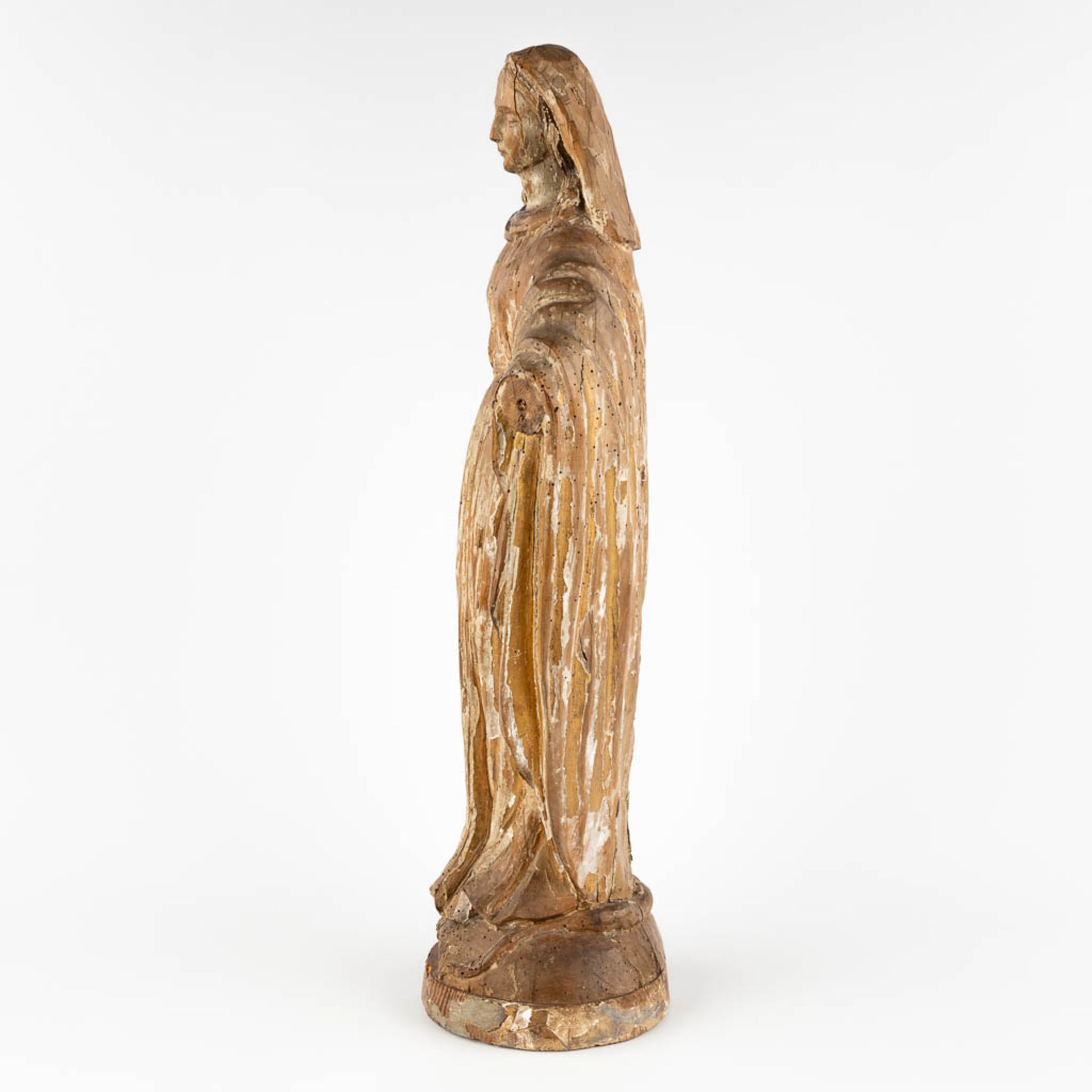 A wood-sculptured Madonna, remains of the original patina. 18th C. (D:15 x W:26 x H:62 cm) - Image 6 of 14