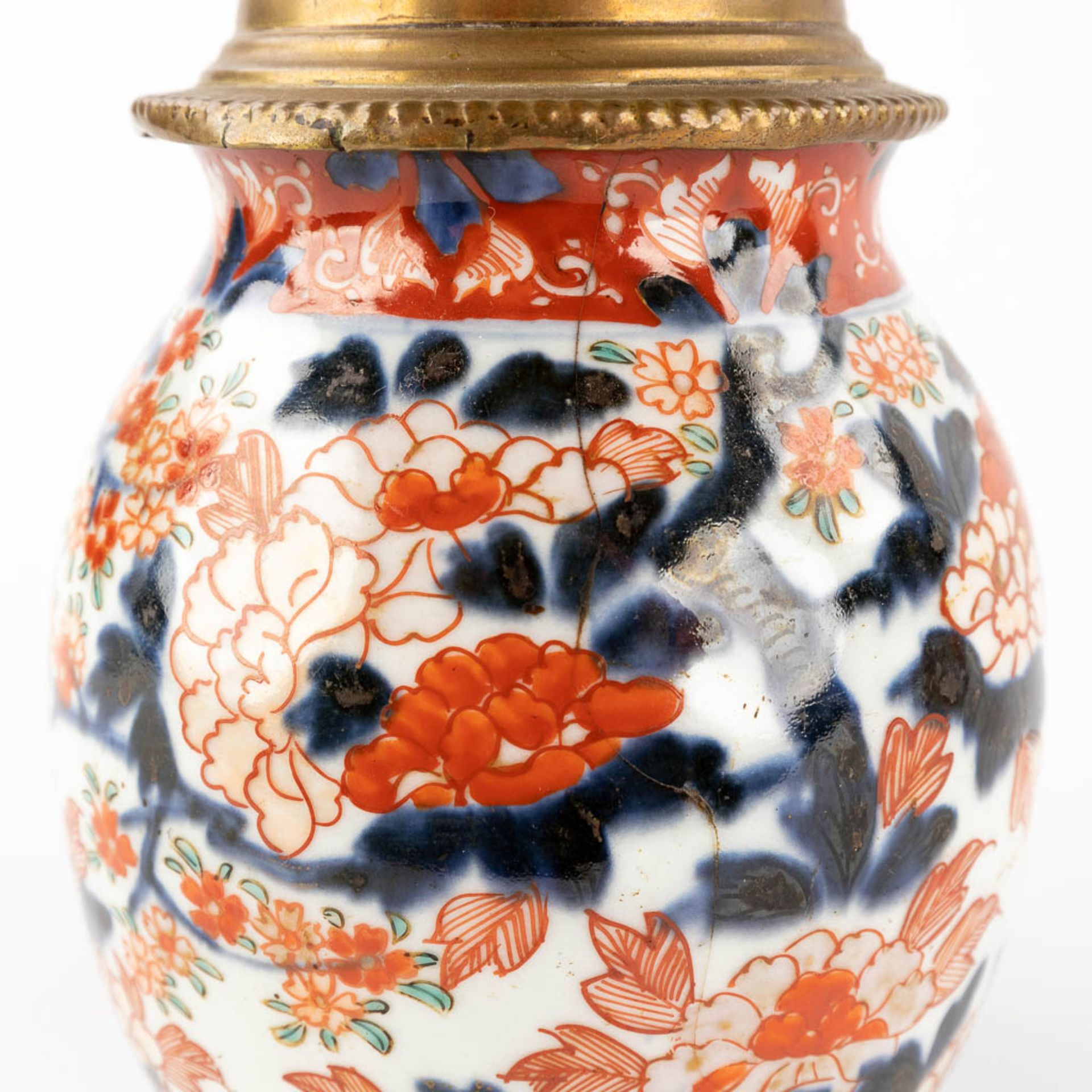 A pair of Chinese export Imari vases, rebuilt as oil lamps. 18th/19th C. (H:25 cm) - Bild 8 aus 12