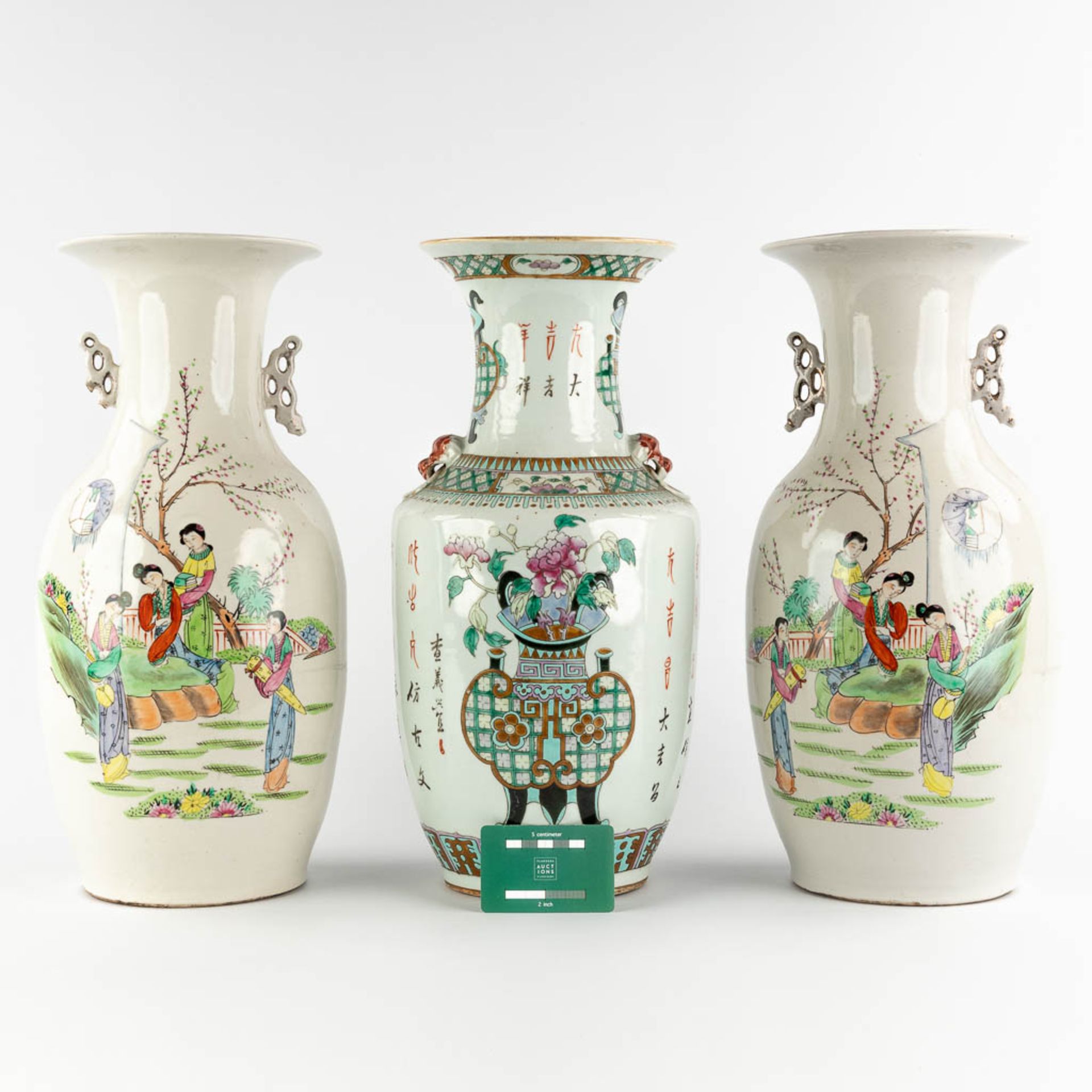 Three Chinese vases, Famille Rose decor of Ladies in the garden and antiquities. 20th C. (H:43 x D:1 - Bild 2 aus 23