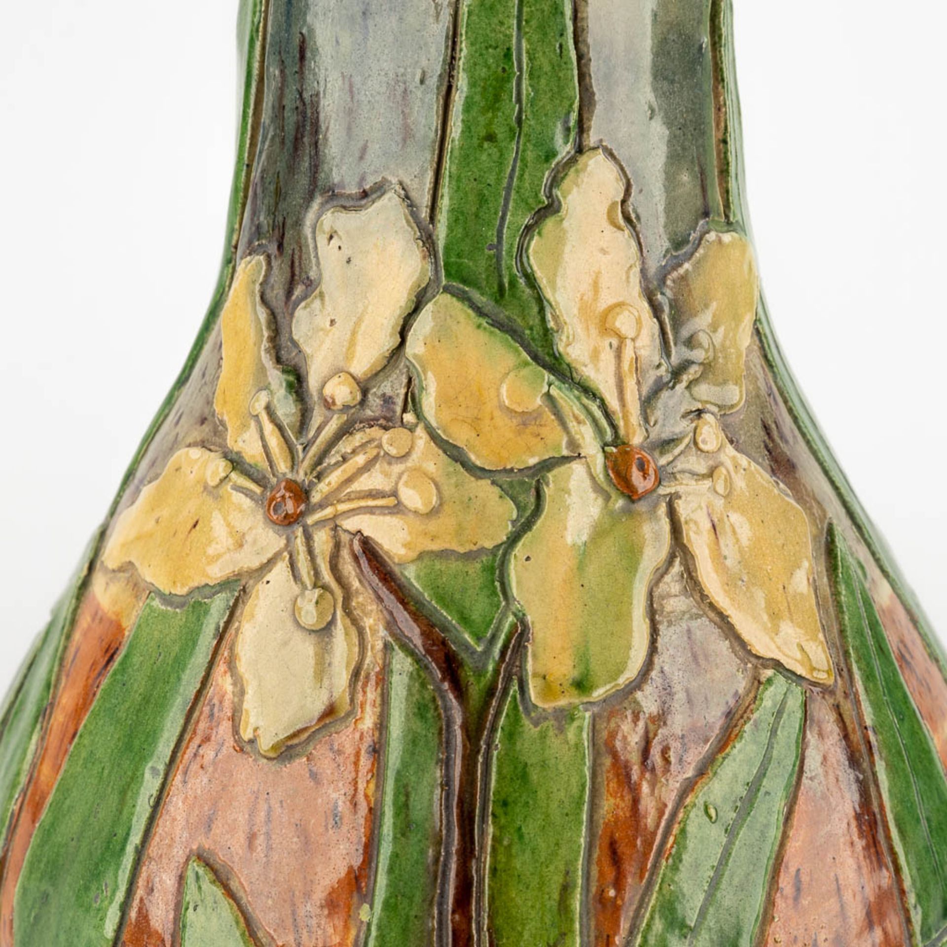 A Vase, Flemish Earthenware decorated with flowers and bees, Torhout. (H:44 x D:24 cm) - Bild 10 aus 13