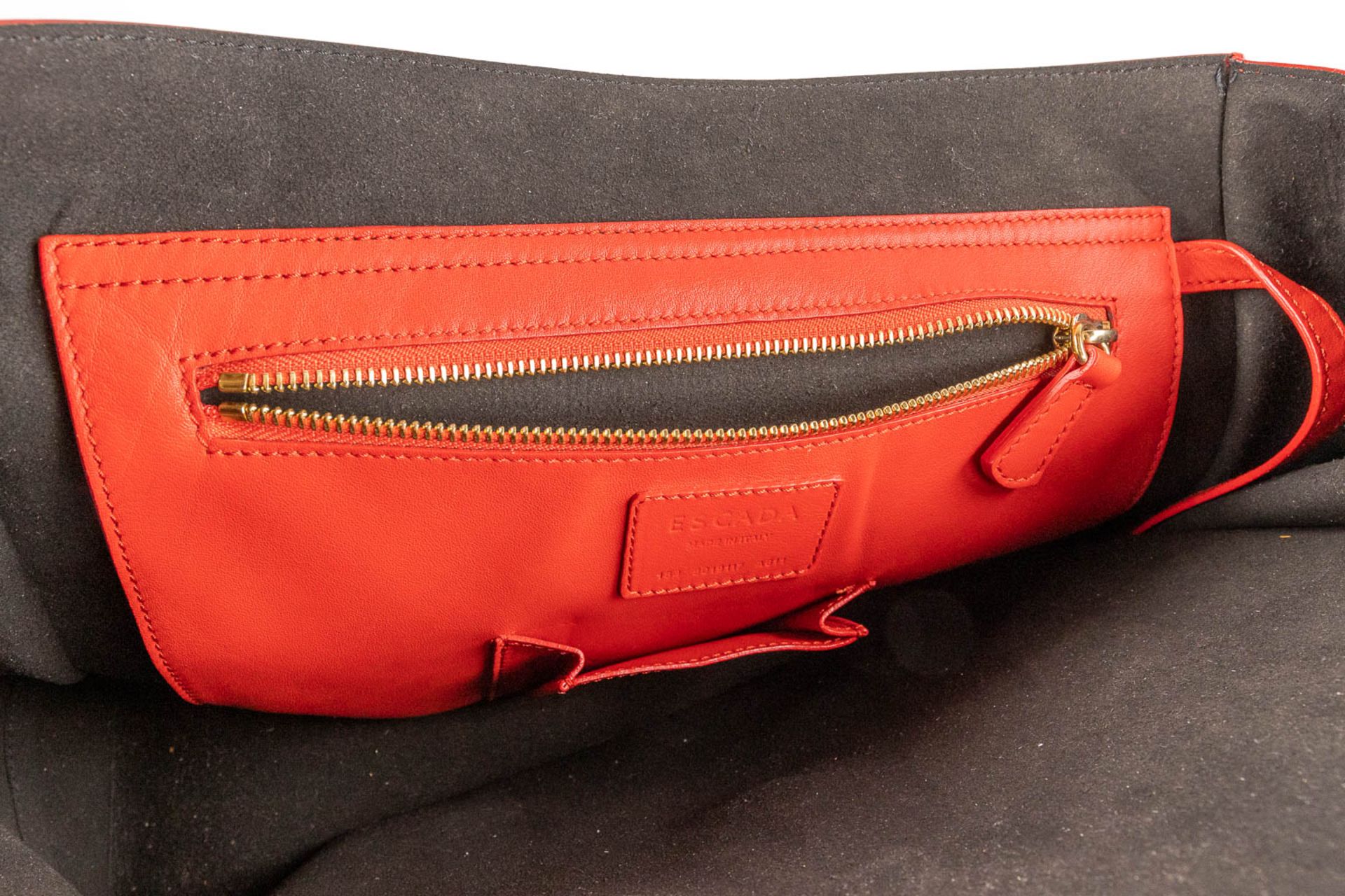 Escada, a handbag made of red leather. (W:33 x H:28 cm) - Bild 17 aus 17