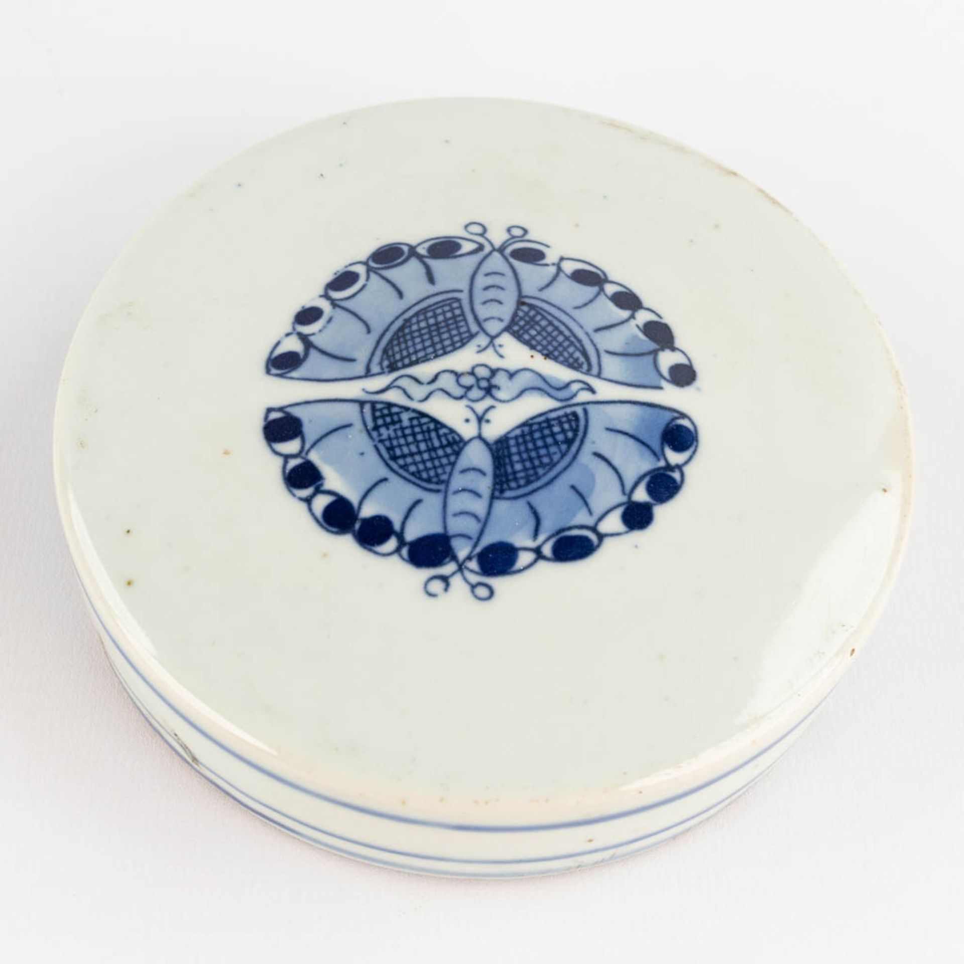 A Chinese ginger jar, decorated with butterflies, export porcelain for the Middle Eastern market. 19 - Bild 9 aus 12
