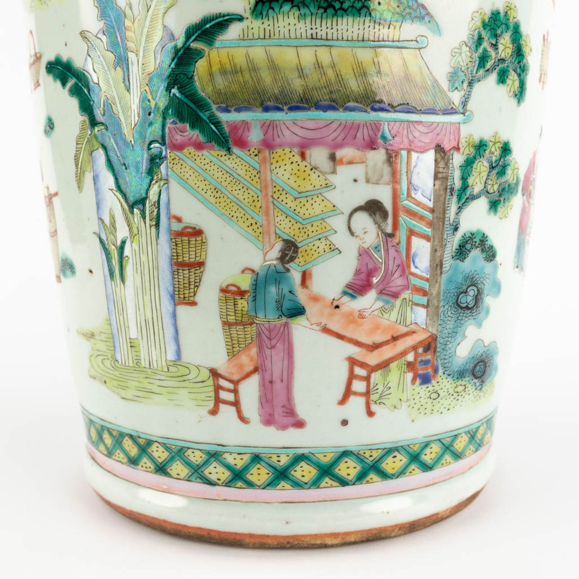 A pair of Chinese Famille Verte vases decorated with workers in the garden. 19th C. (H:59 x D:21 cm) - Bild 13 aus 14