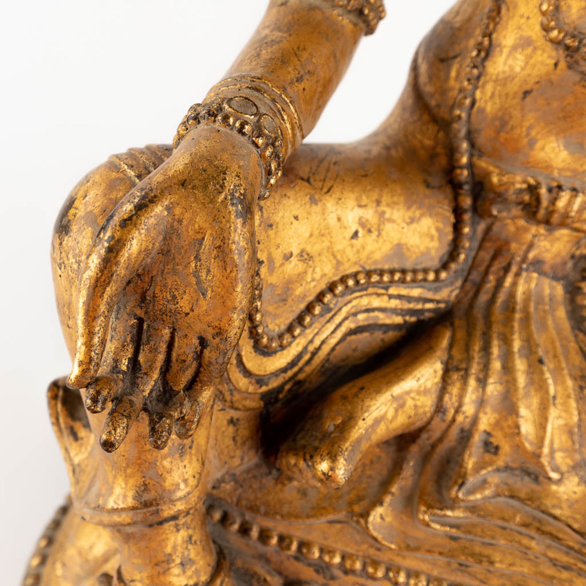 A sculpture of 'Green Tara', gilt bronze, 19th/20th C. (W:34 x H:49 cm) - Image 10 of 13