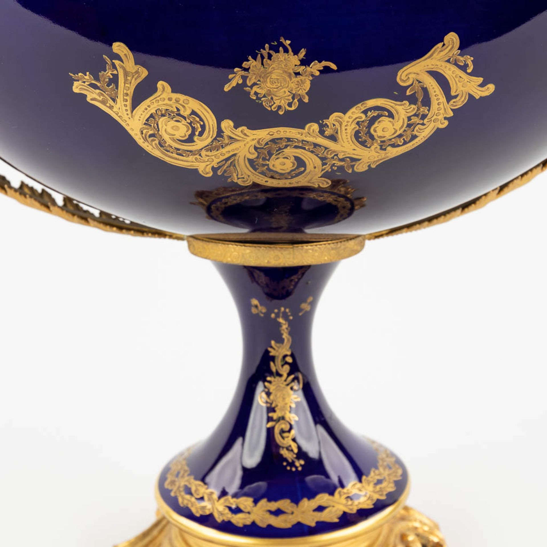 Sèvres, a bowl on a stand, mounted with bronze and hand-painted flower decor. 20th C. (D:24 x W:44 x - Image 15 of 15