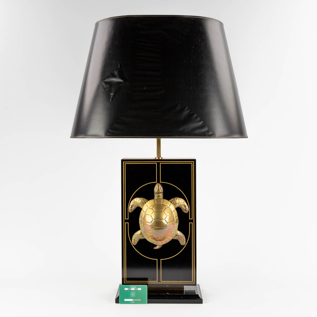 A table lamp with brass turtle, Hollywood Regency style. Circa 1980. (D:15 x W:26,5 x H:57 cm) - Image 2 of 12