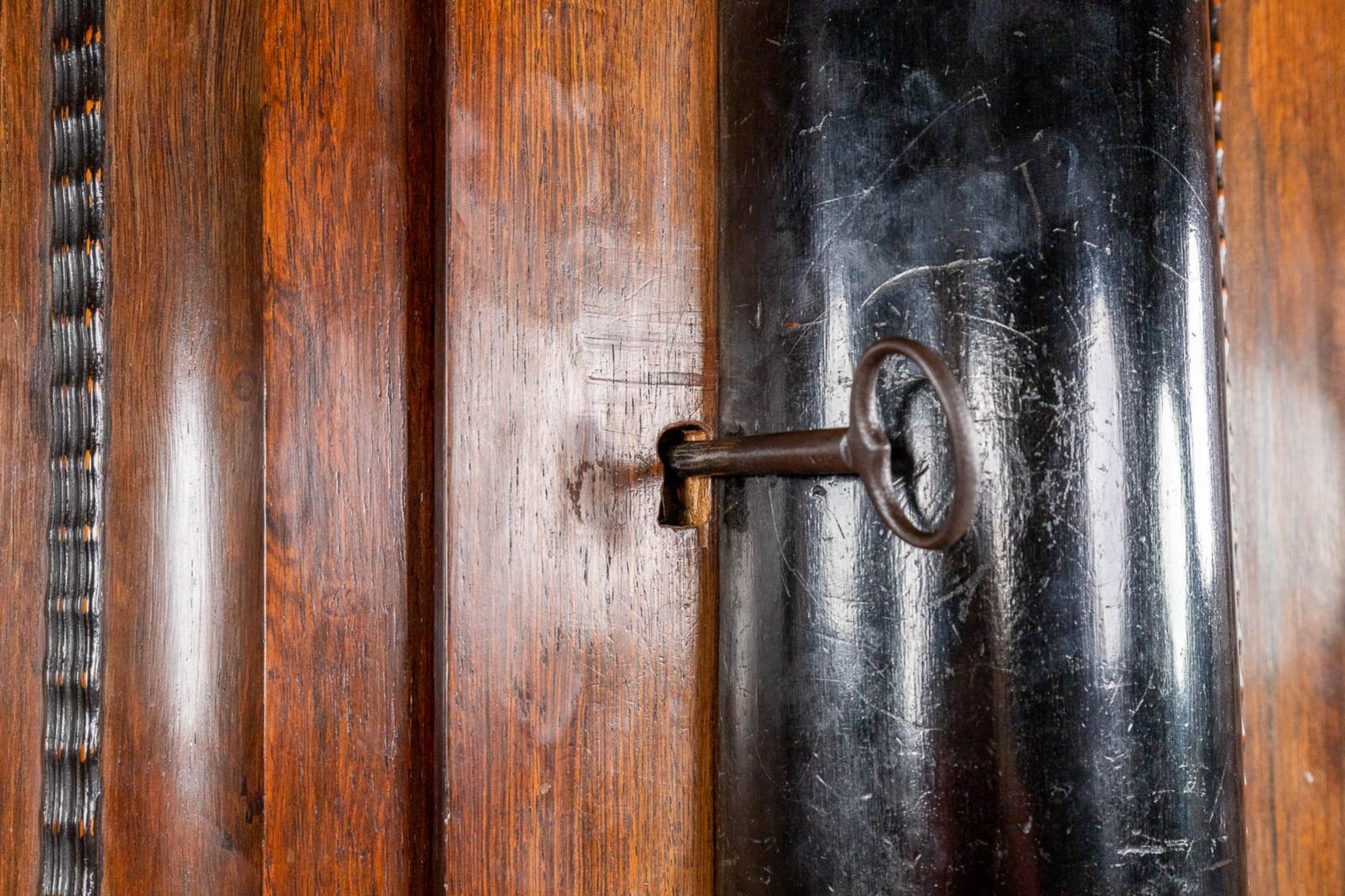 An antique Dutch two door 'Kapiteelkast', wood sculptures, oak and ebony. 18th C. (D:93 x W:223 x H: - Bild 7 aus 26