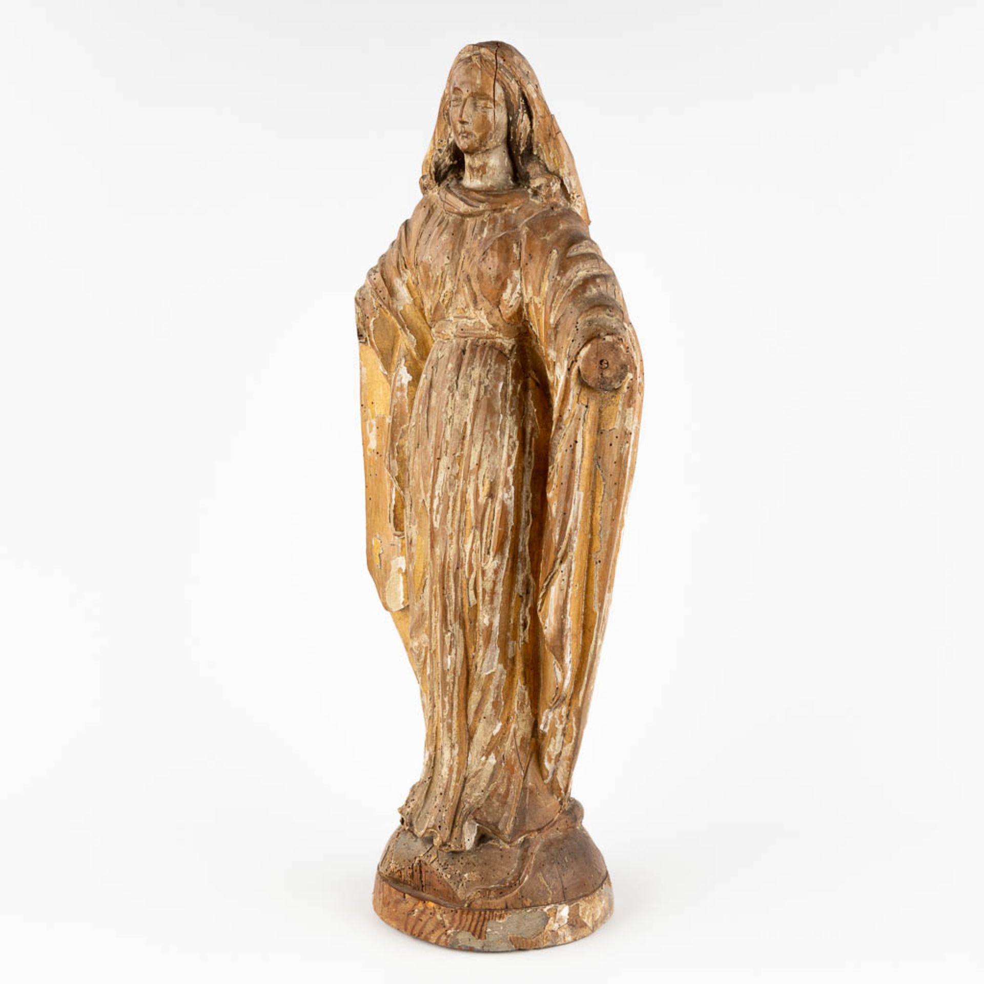 A wood-sculptured Madonna, remains of the original patina. 18th C. (D:15 x W:26 x H:62 cm) - Image 7 of 14