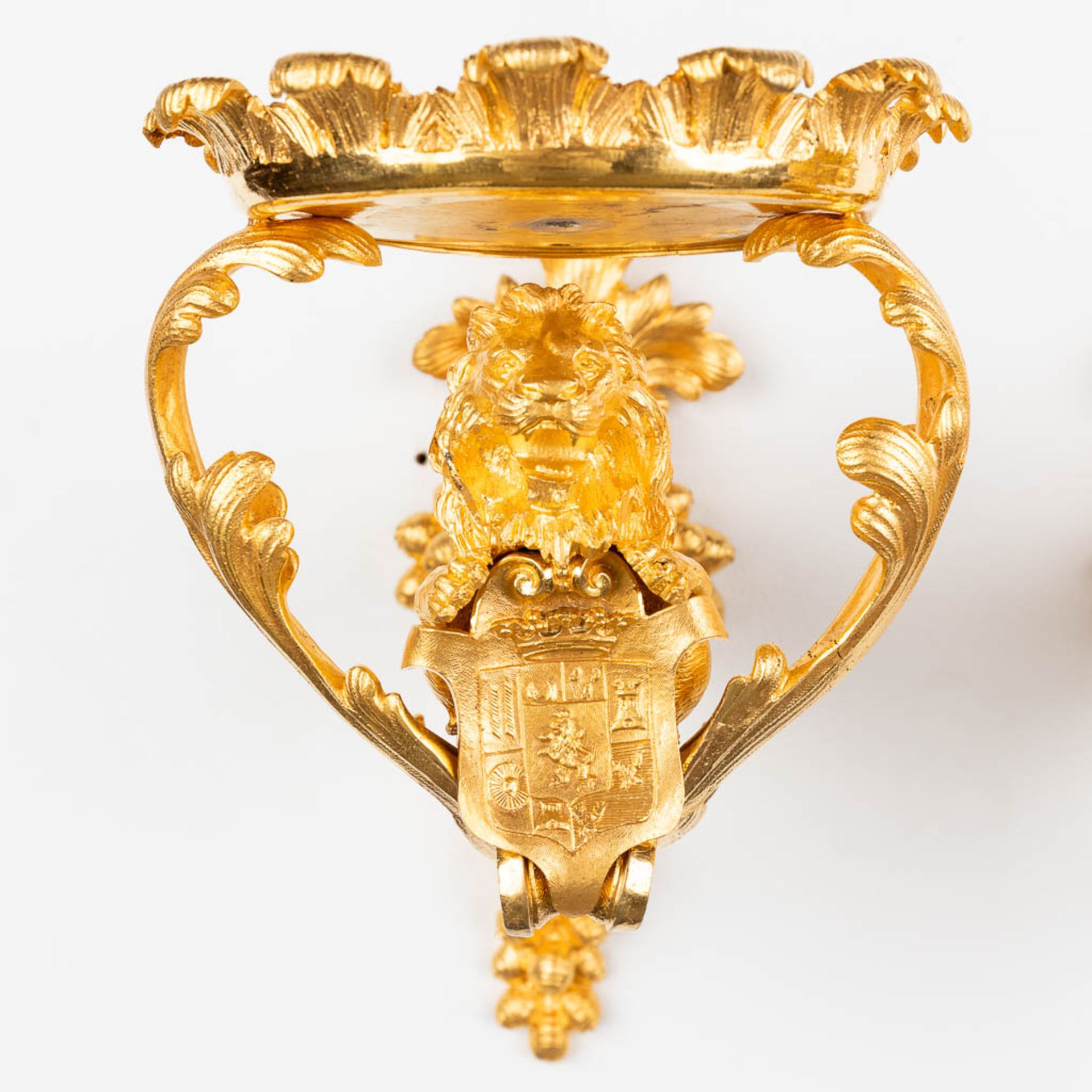 A pair of wall lamp or candle holders, lions with a heraldic image. Gilt bronze. Circa 1900. (D:35 x - Image 5 of 12