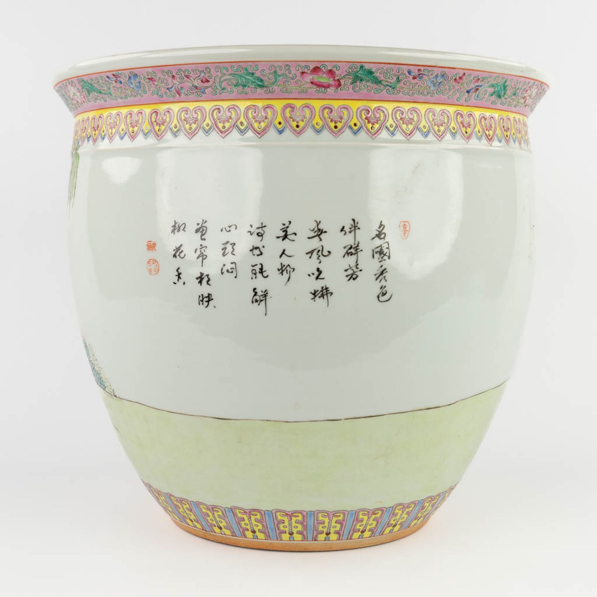 A large Chinese cache-pot decorated with figurines in a garden. 20th C. (H:36 x D:40 cm) - Image 6 of 13