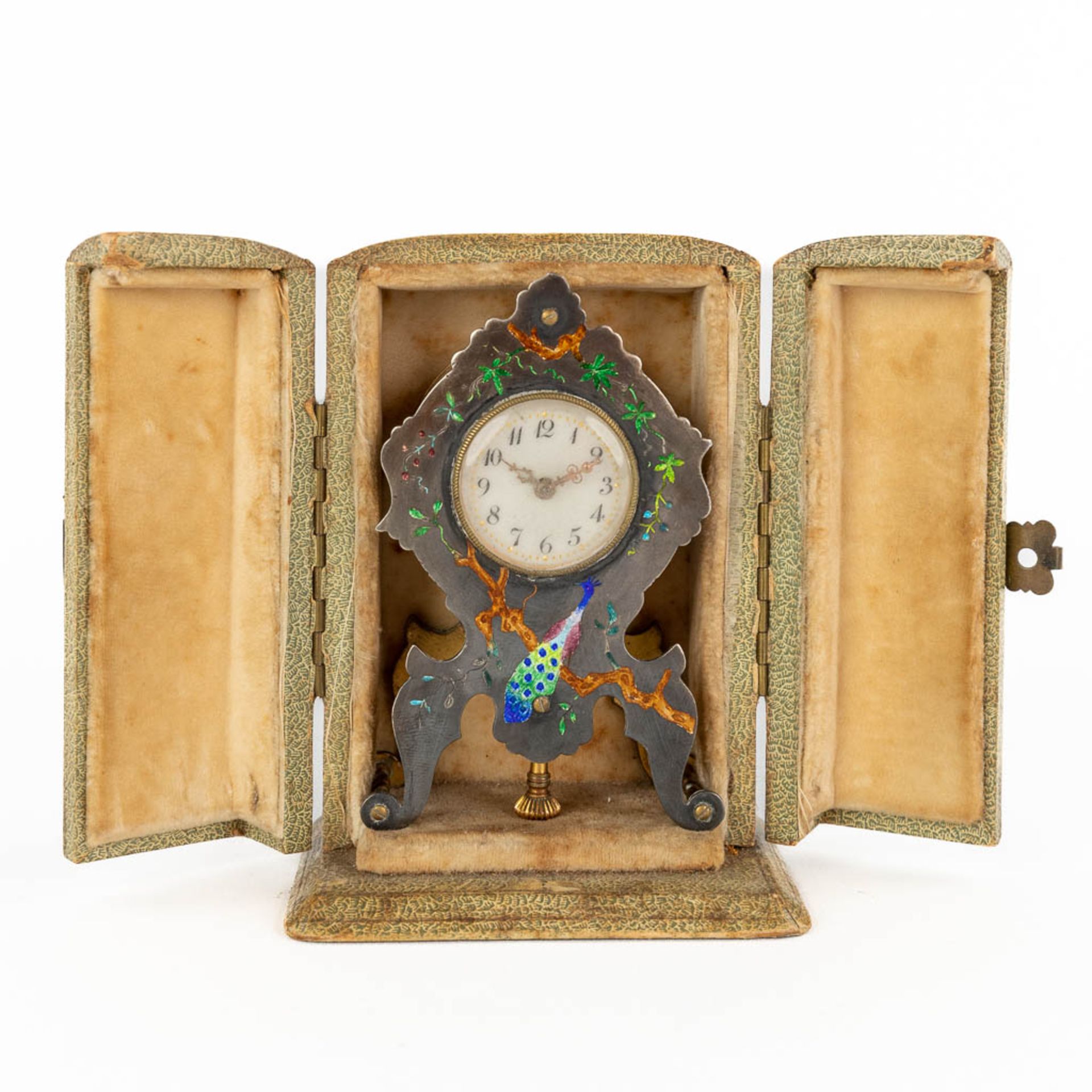 A traveller's clock, silver with hand-painted enamel. Decor of a peacock. Circa 1900. (D:2 x W:5,5 x