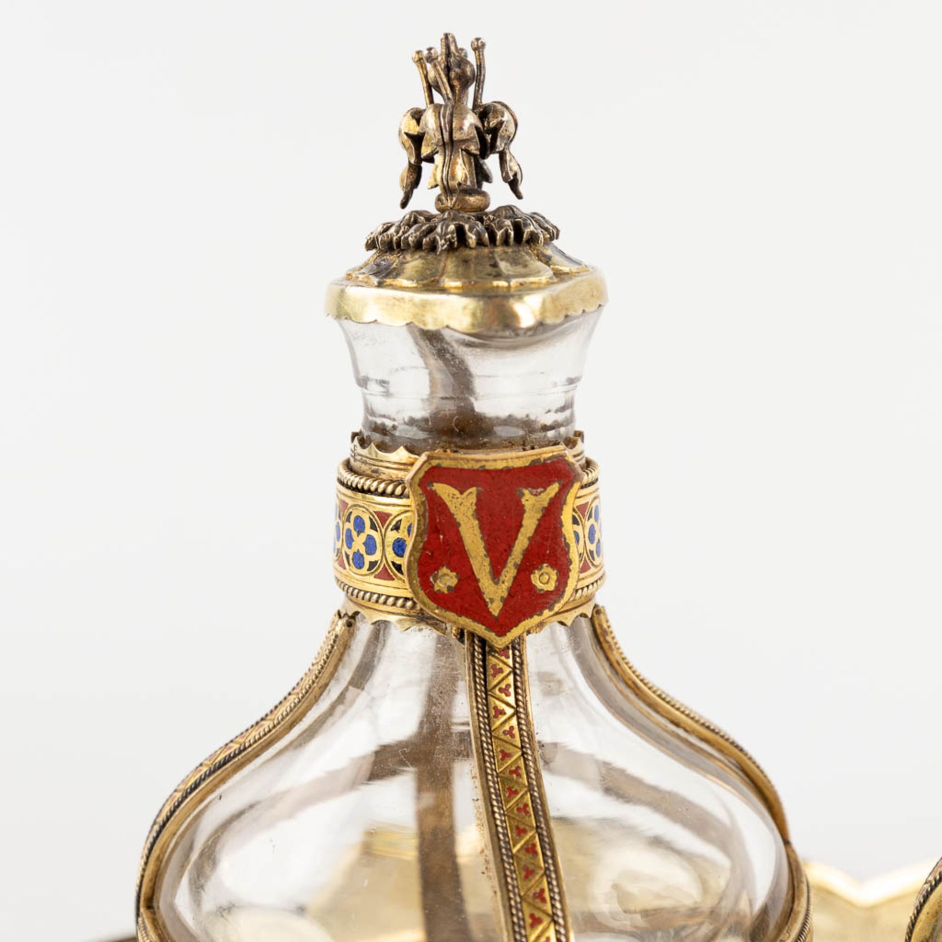 Bourdon-De Bruyne, a collection of wine and water cruets, gilt silver. Circa 1860. (D:21 x W:27,5 x - Image 19 of 23