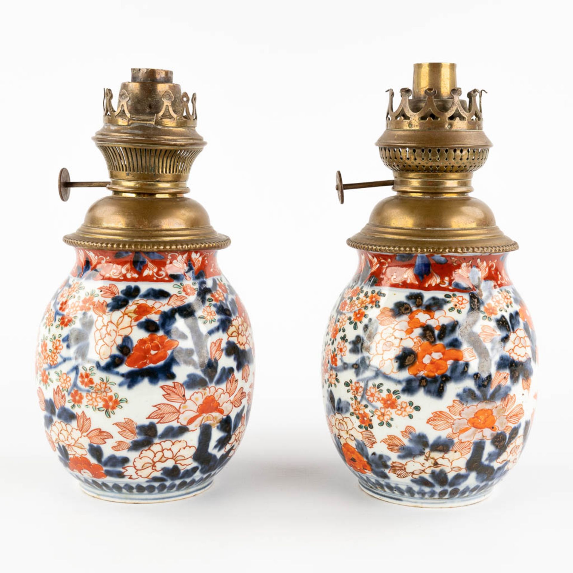 A pair of Chinese export Imari vases, rebuilt as oil lamps. 18th/19th C. (H:25 cm)