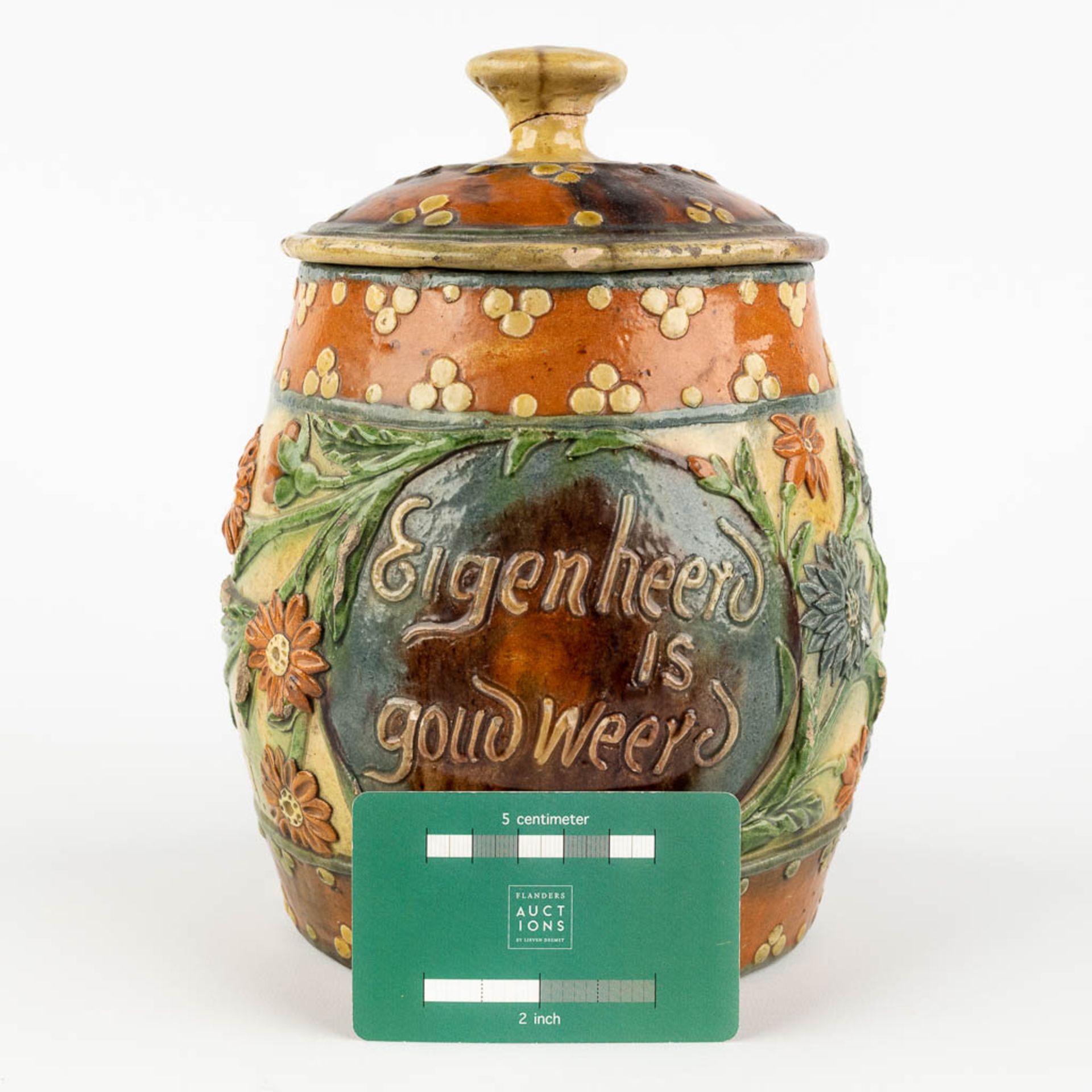 Léo MAES (XIX-XX) 'Tobacco Jar' inscription Eigen Heerd is Goud Weerd'. Torhout. (H:22 x D:16 cm) - Image 2 of 14