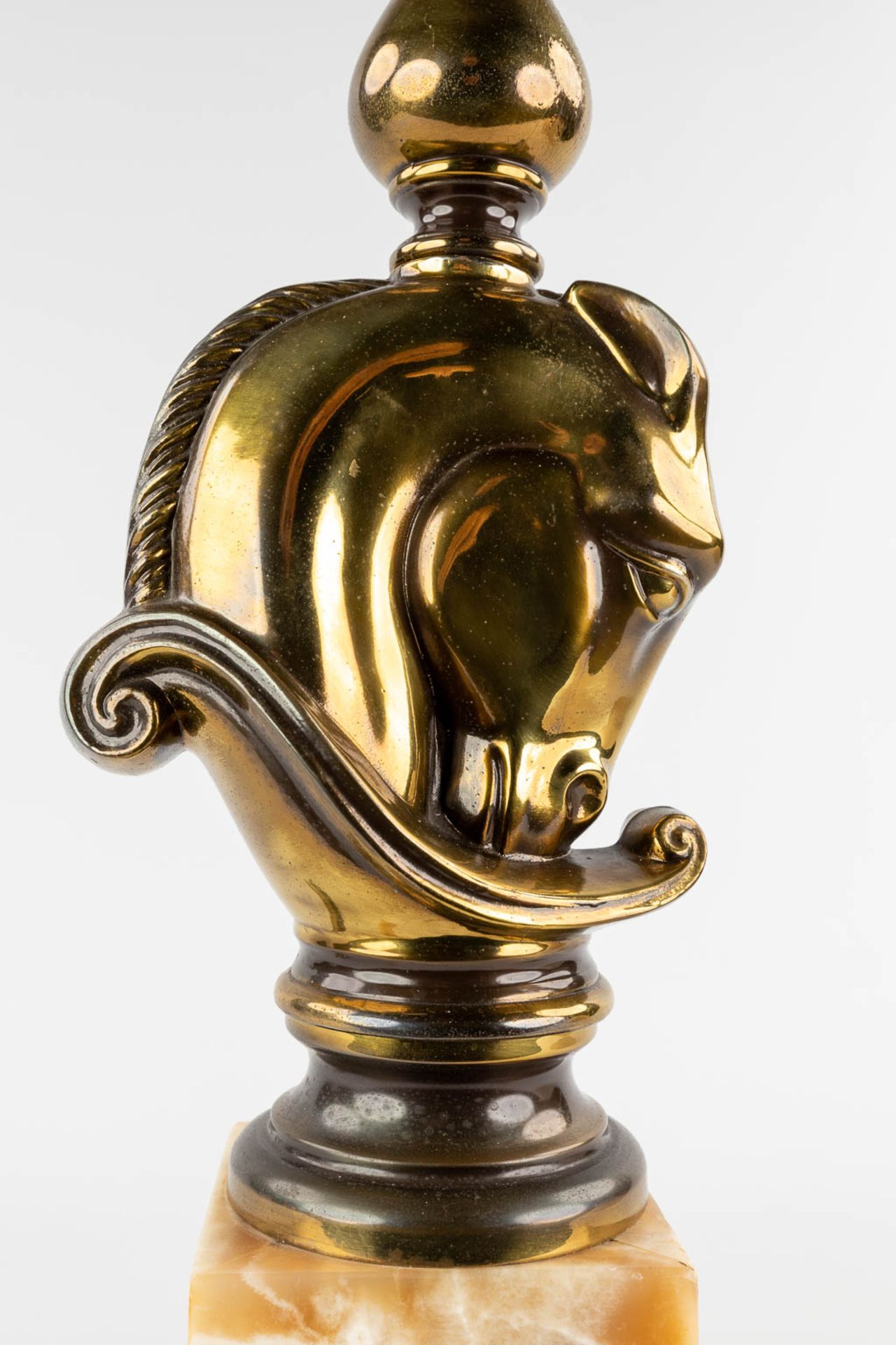 Deknudt, A table lamp with horse head, bronze on onyx. (D:14 x W:18 x H:60 cm) - Image 8 of 10
