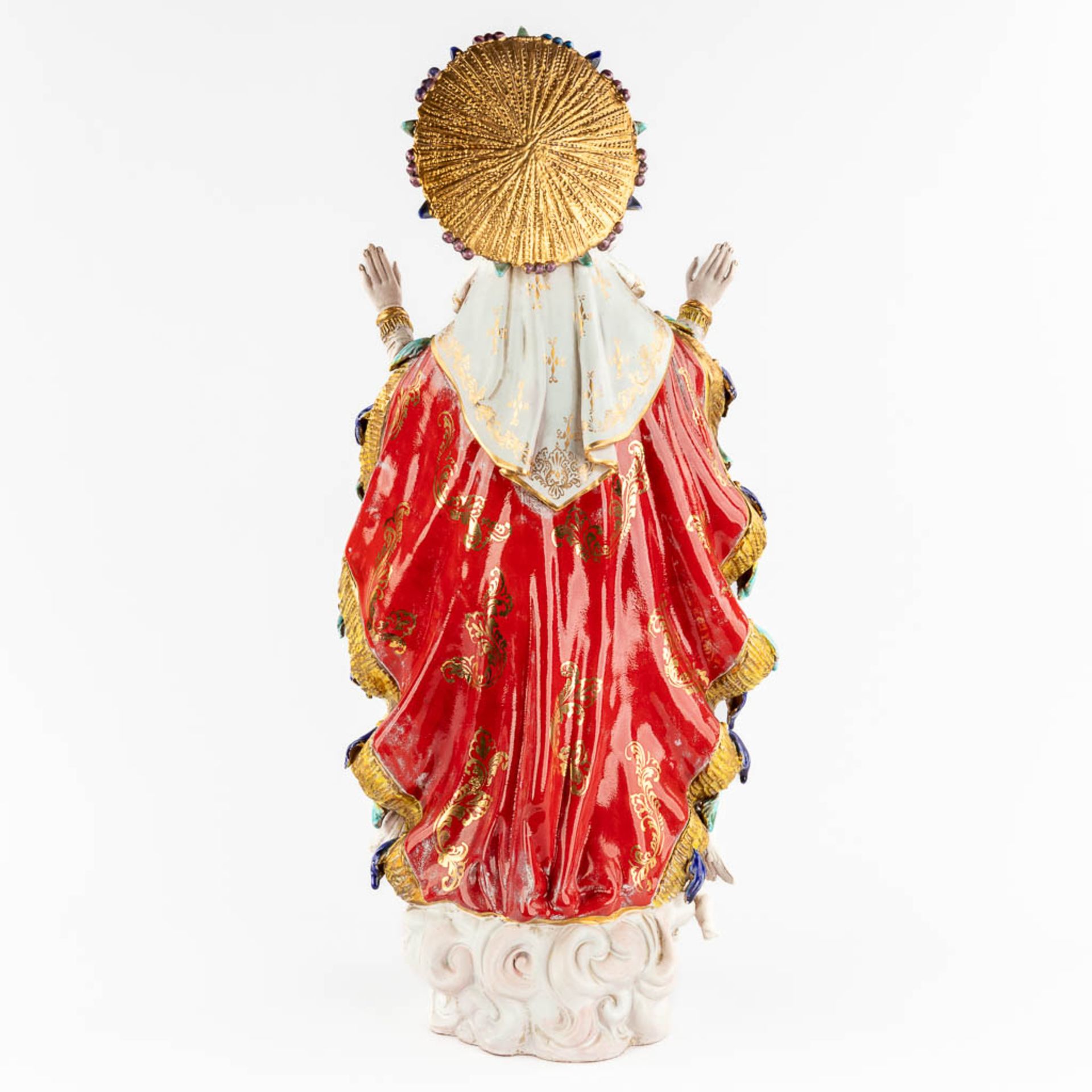 Paolo MARIONI (XX) A large polychrome terracotta figurine of Madonna with children, 20th C. (D:18 x - Image 5 of 15