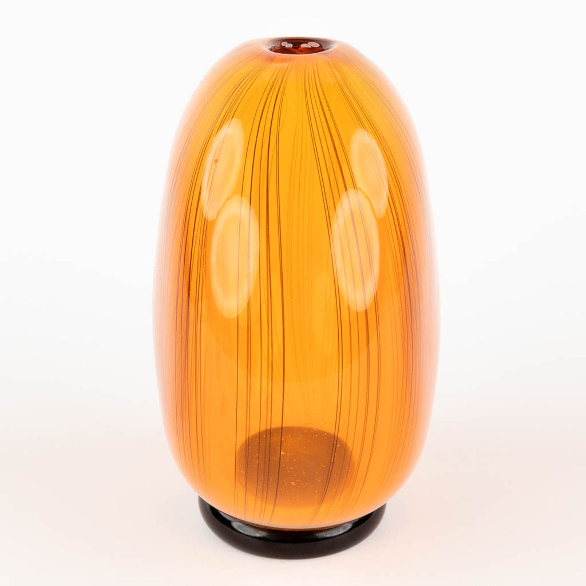 Seguso Viro, Murano, an orange glass vase. (D:8 x W:15 x H:16 cm) - Image 6 of 10