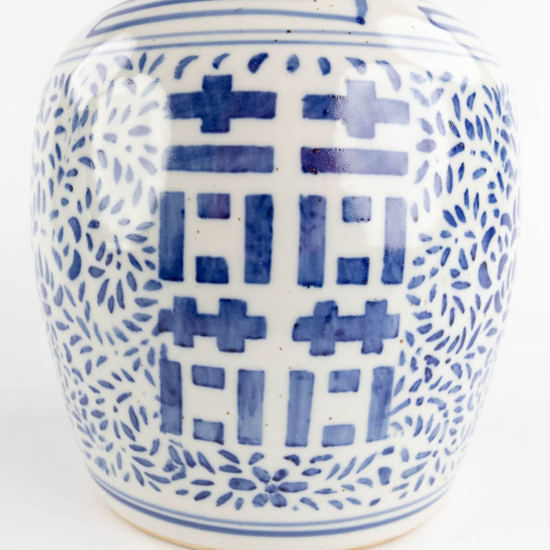 Two Chinese ginger jars with a blue-white decor of Happiness, Double Xi sign. 19th/20th C. (H:27 x D - Bild 13 aus 14