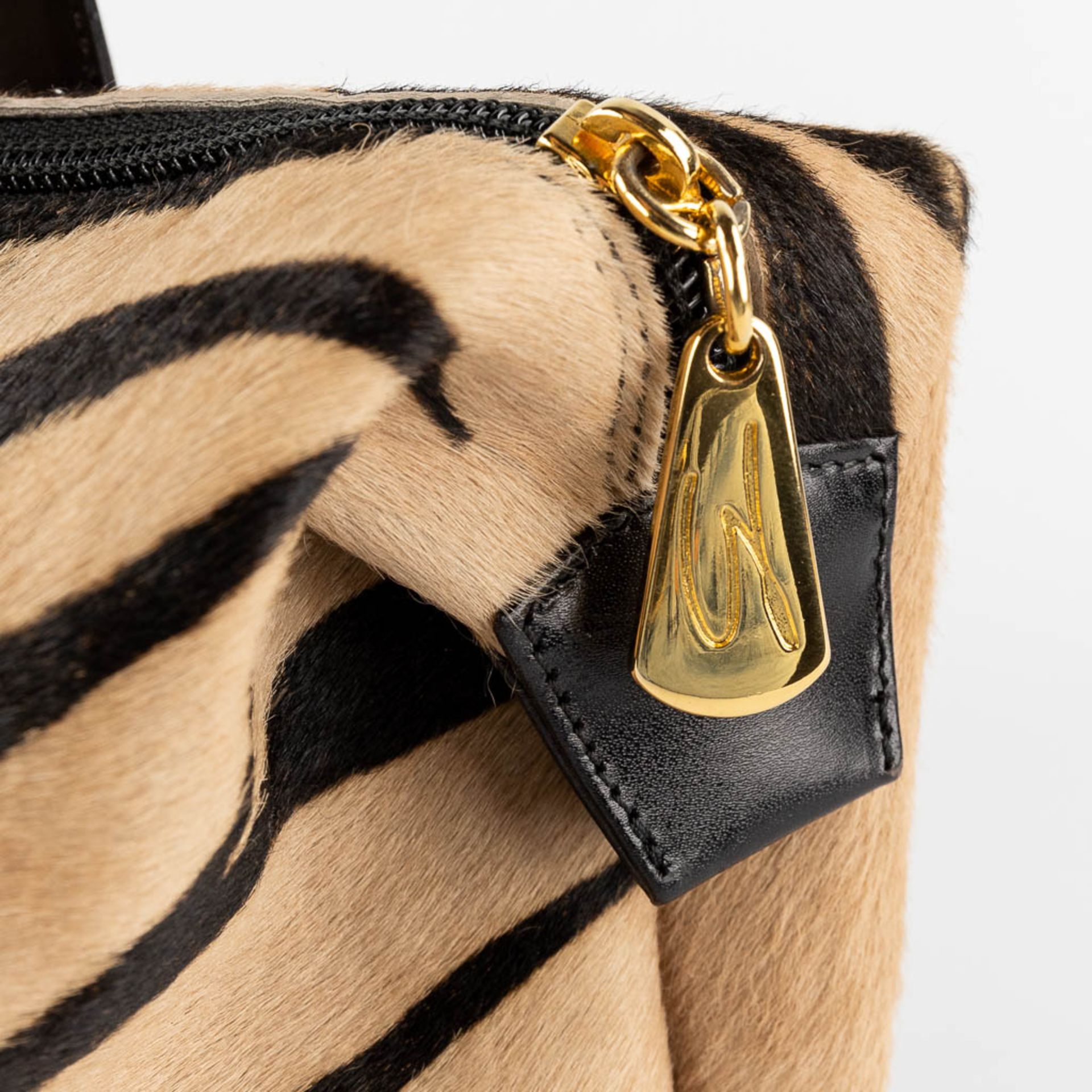 Genny, a handbag made of horse leather. (D:15 x W:32 x H:28 cm) - Bild 11 aus 17