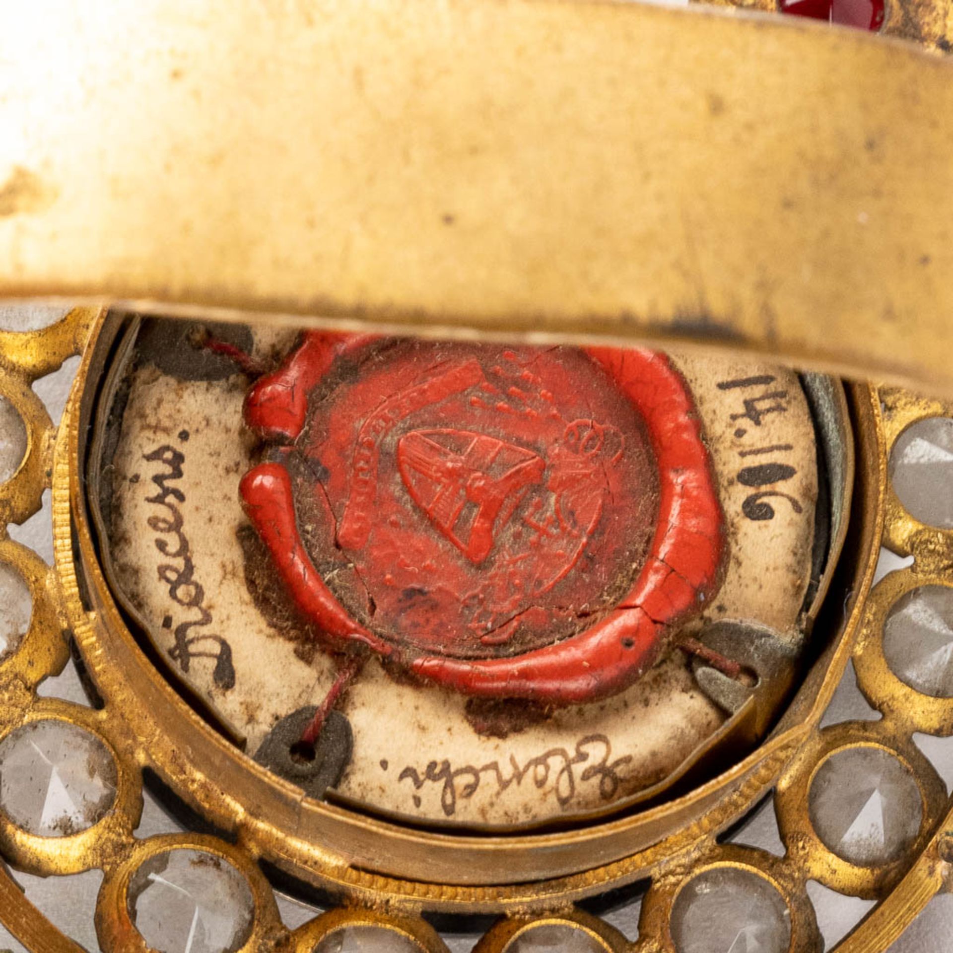 A sealed Theca with a relic and document: Ex Ossibus Beati Idesbaldi, III Abbatis Dunensis. (D:4,5 x - Image 10 of 10