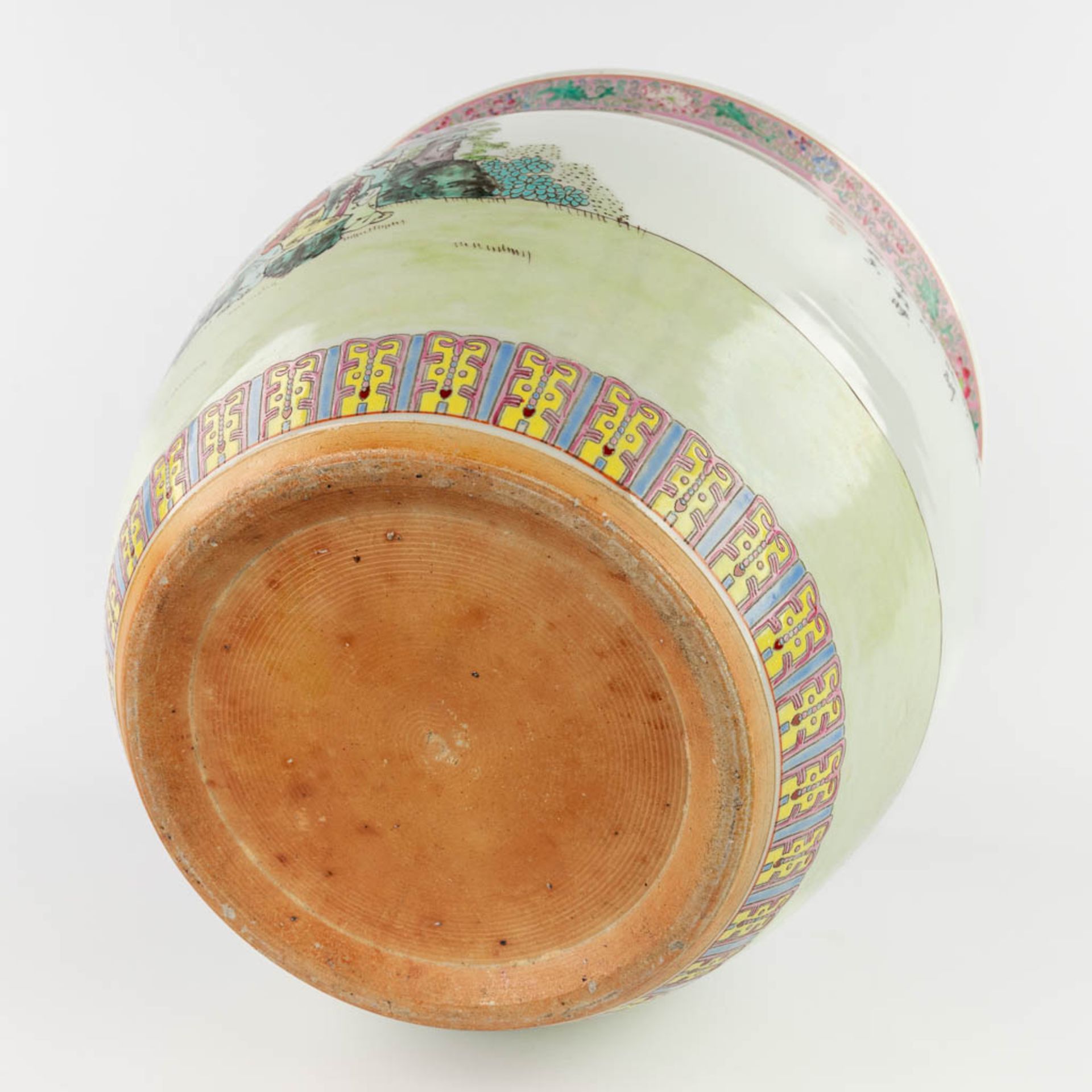 A large Chinese cache-pot decorated with figurines in a garden. 20th C. (H:36 x D:40 cm) - Image 8 of 13