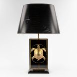 A table lamp with brass turtle, Hollywood Regency style. Circa 1980. (D:15 x W:26,5 x H:57 cm)