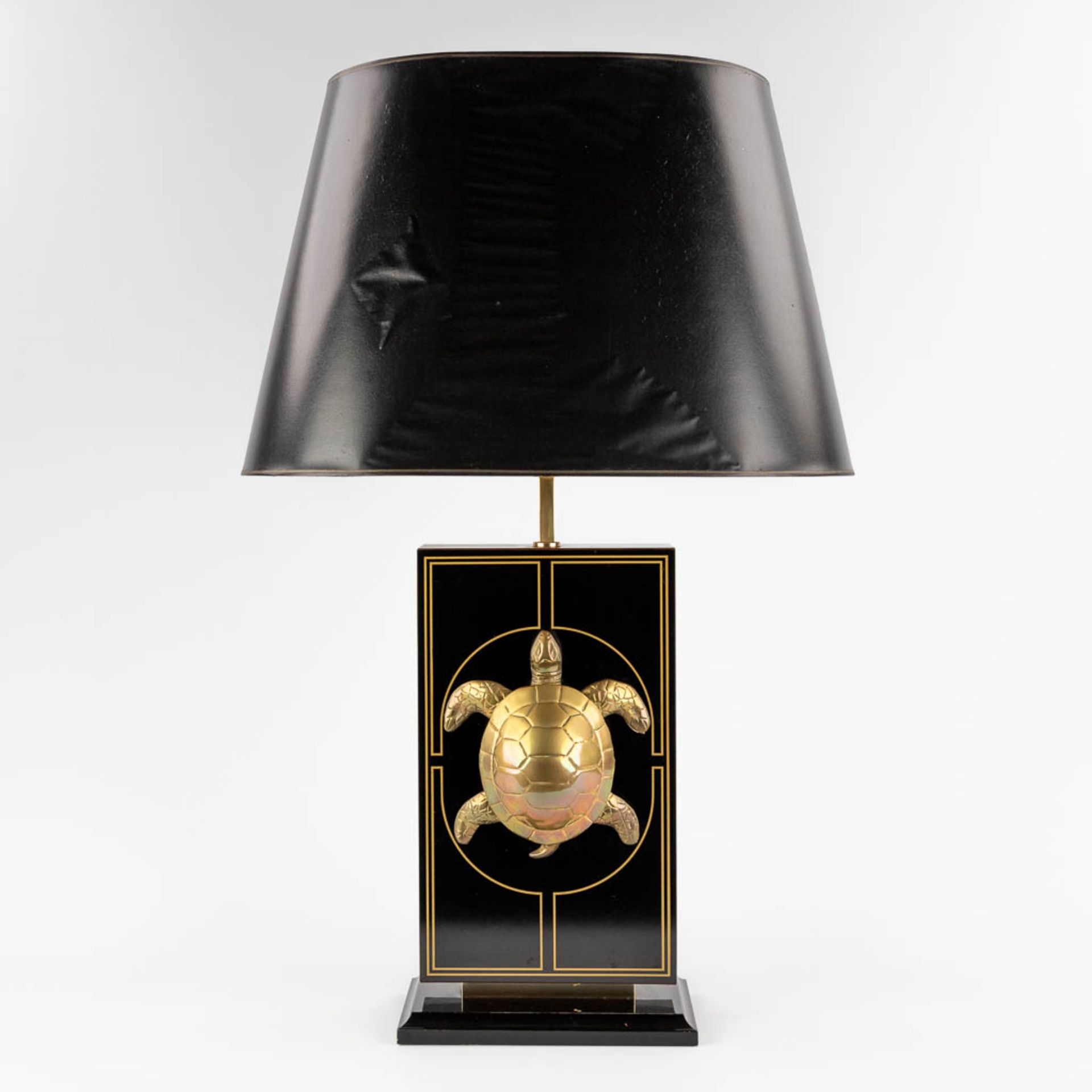 A table lamp with brass turtle, Hollywood Regency style. Circa 1980. (D:15 x W:26,5 x H:57 cm)