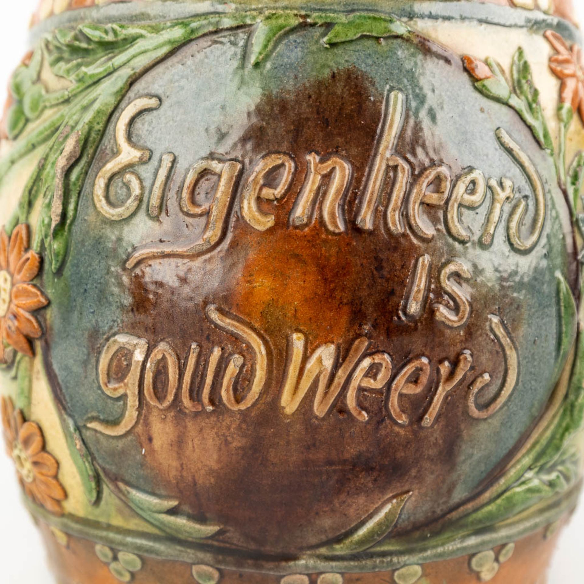 Léo MAES (XIX-XX) 'Tobacco Jar' inscription Eigen Heerd is Goud Weerd'. Torhout. (H:22 x D:16 cm) - Image 11 of 14