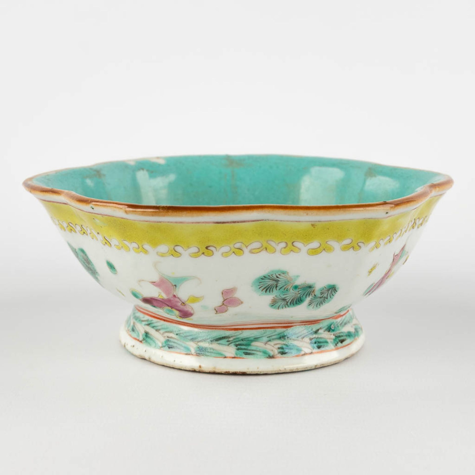 A Chinese bowl decorated with koi, 19th/20th C. (H:6,5 x D:16,5 cm) - Image 5 of 10
