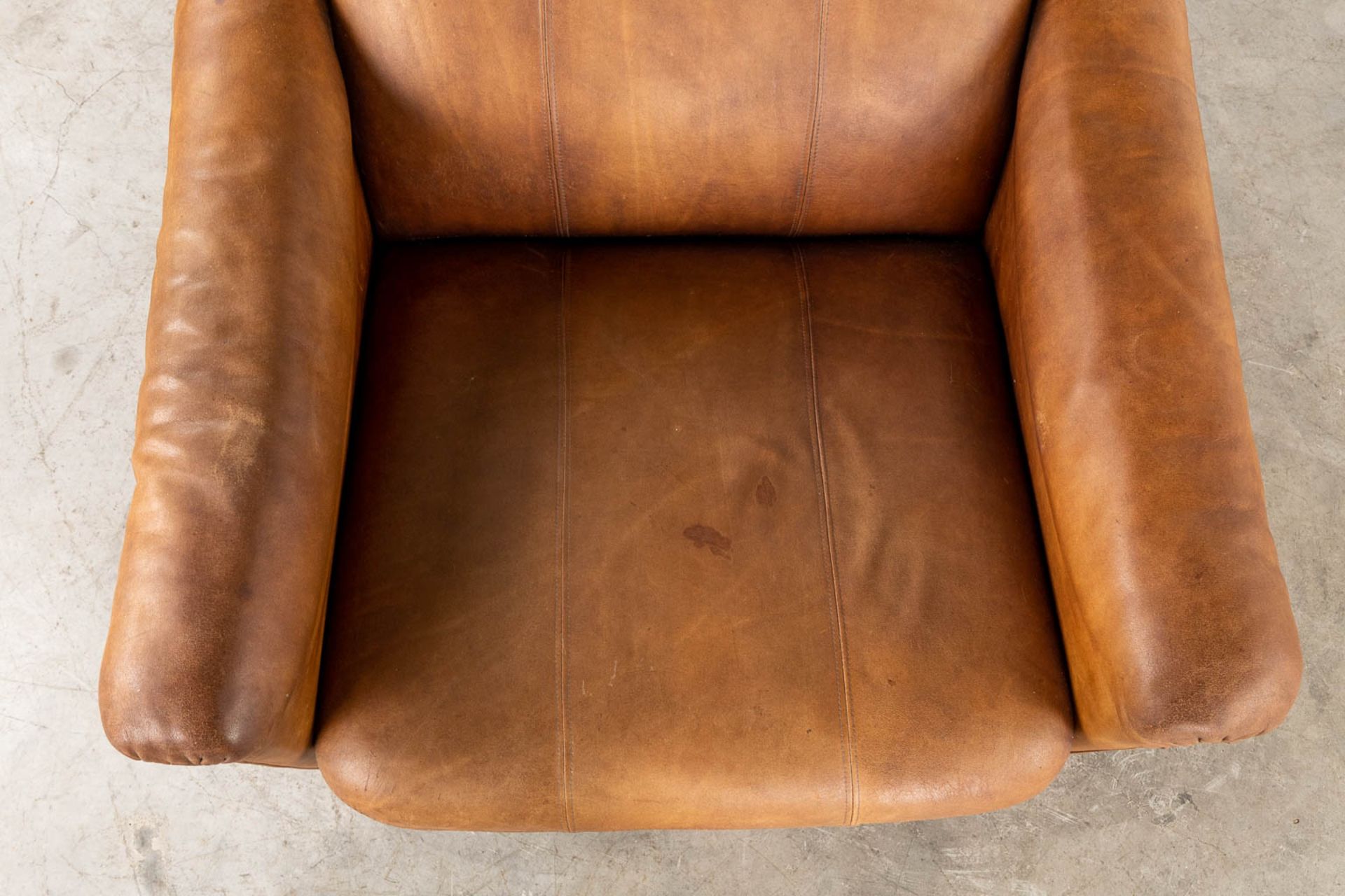 A mid-century lounge chair with ottoman, leather. (D:86 x W:90 x H:96 cm) - Bild 14 aus 15