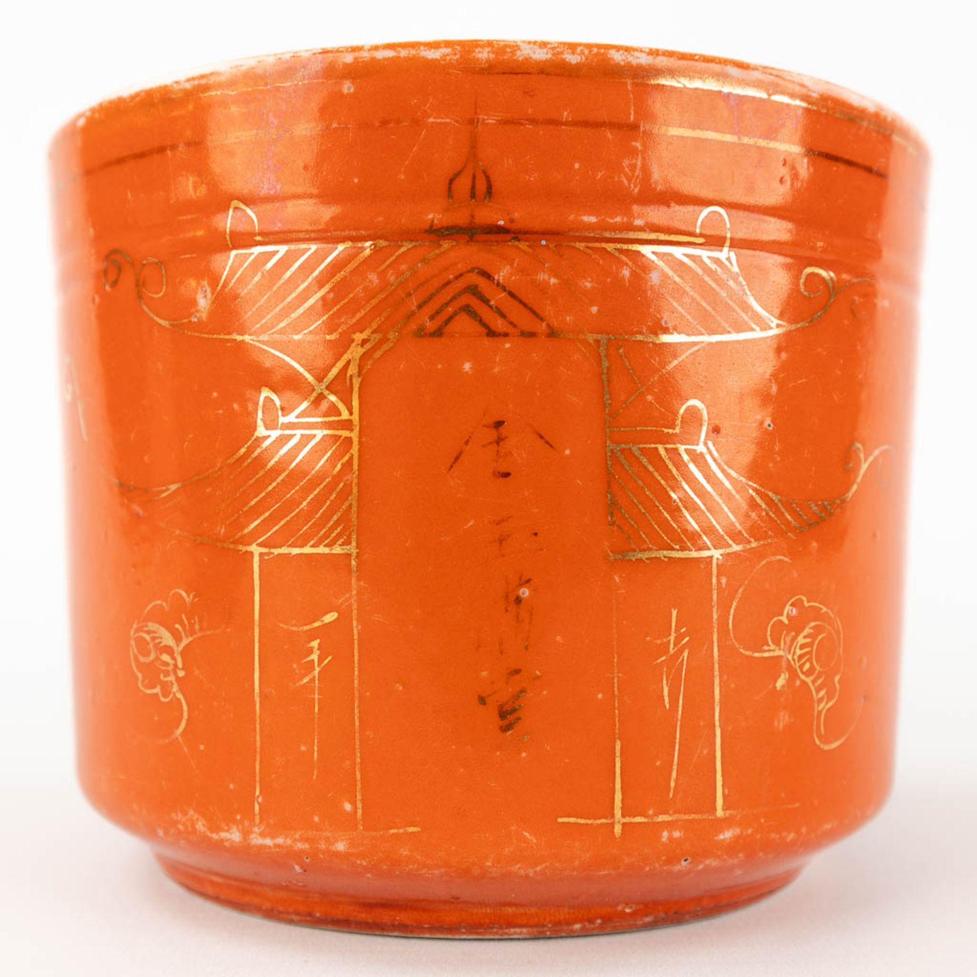 A pair of brush pots, coral red glaze with gilt decors of temples. 19th/20th C. (H:10 x D:13 cm) - Image 10 of 10