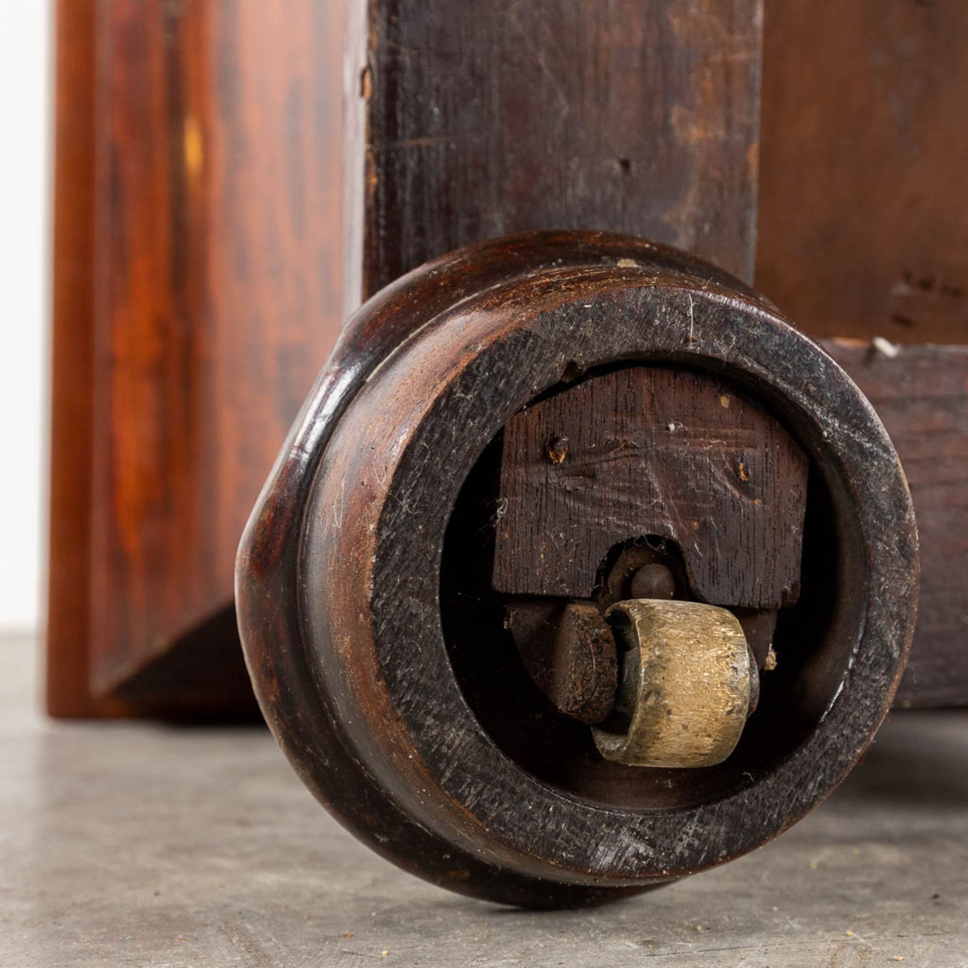 An exceptionally large English Cellarette or Wine Cooler, Mahogany, 19th C. (D:46 x W:79 x H:51 cm) - Image 11 of 13