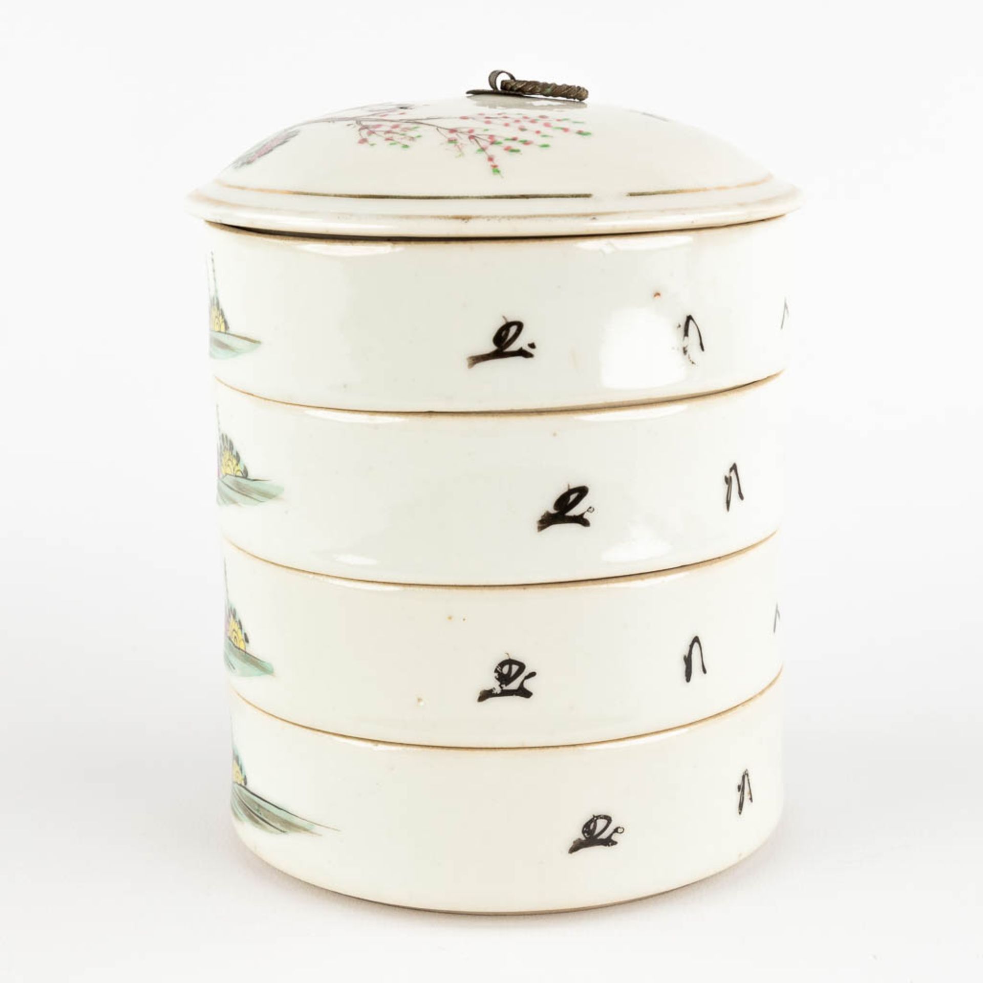 Four stackable Chinese storage pots, decorated with ladies, 19th/20th C. (H:15 x D:12 cm) - Image 6 of 12