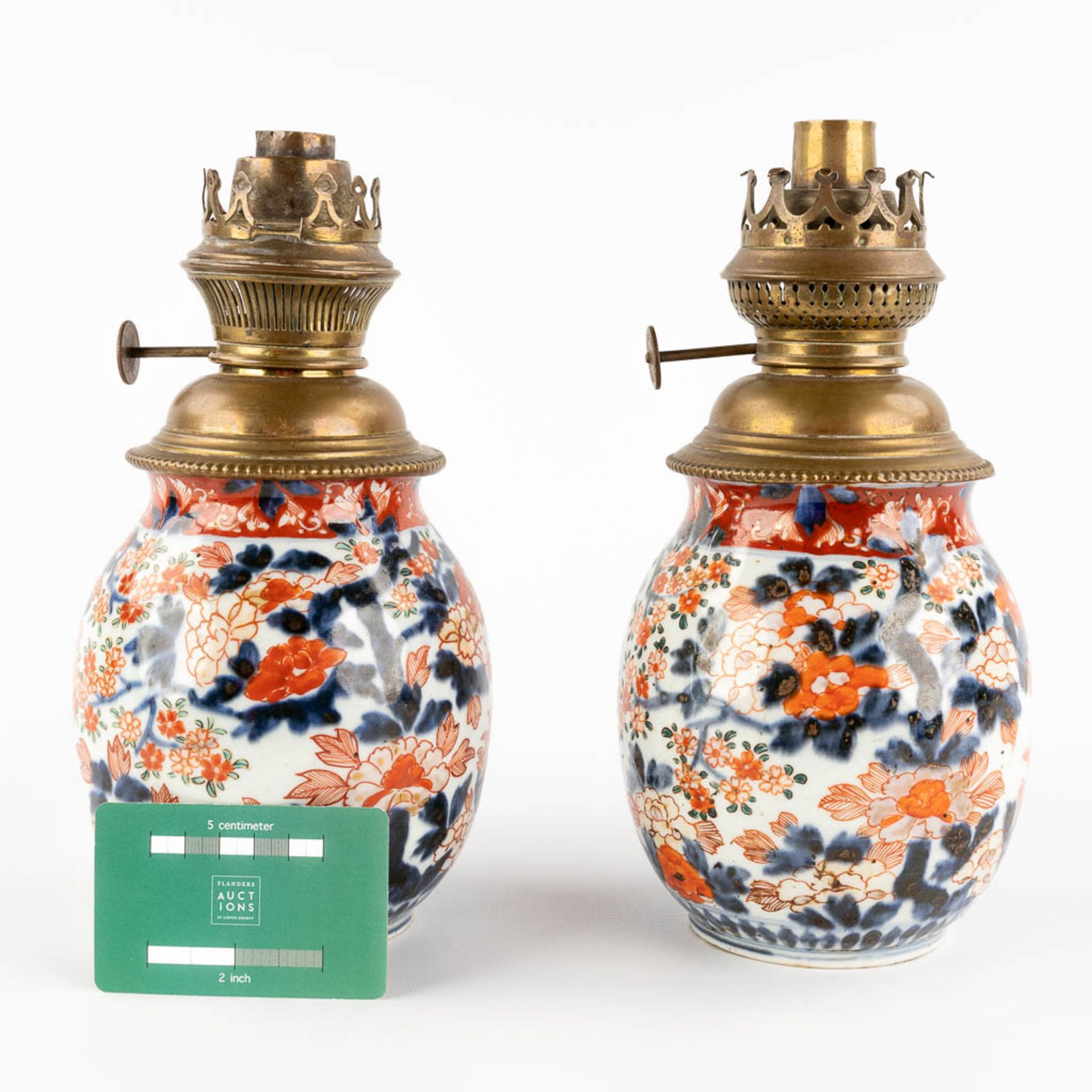 A pair of Chinese export Imari vases, rebuilt as oil lamps. 18th/19th C. (H:25 cm) - Image 2 of 12