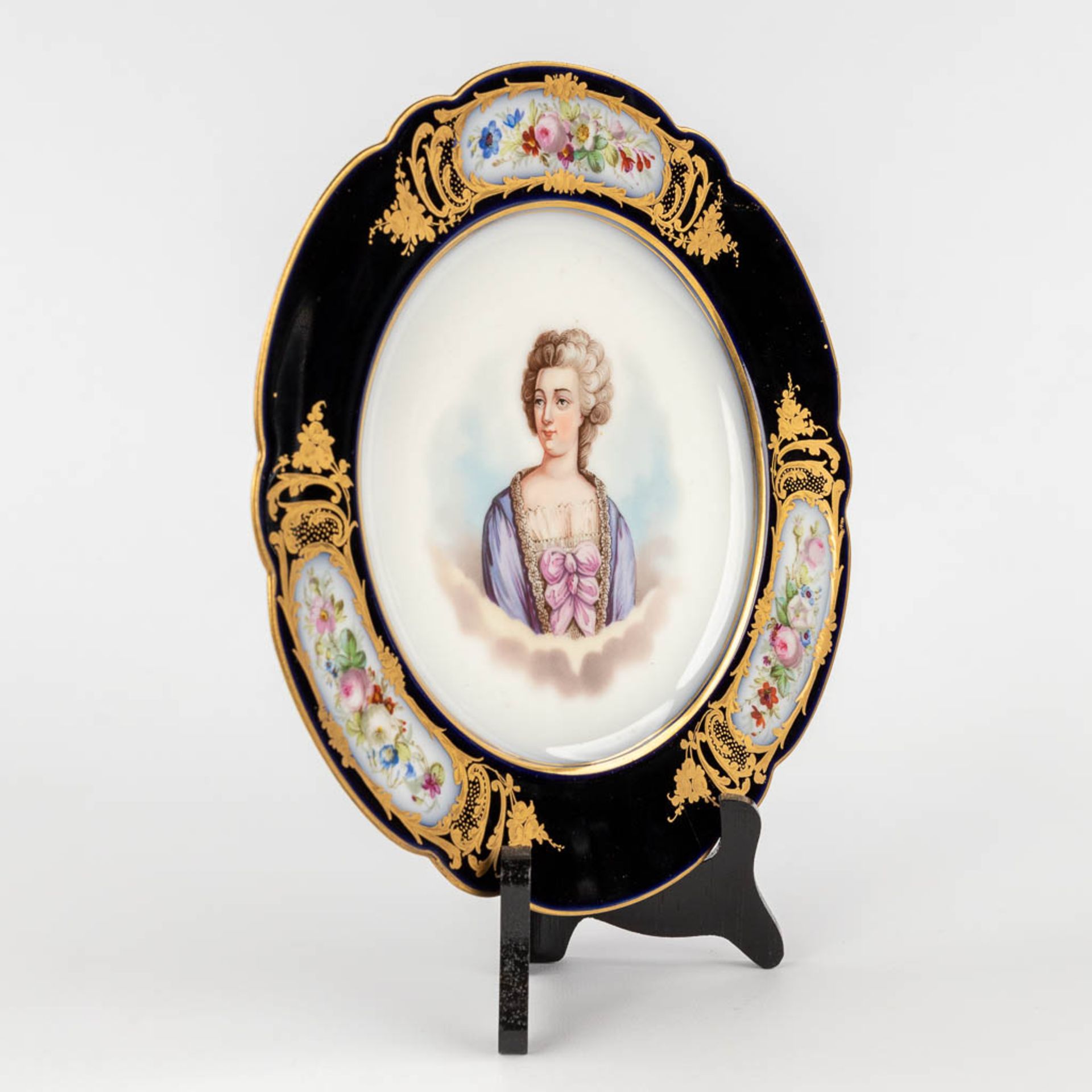 A display plate 'Madame de Pompadour' probably made in the UK. (D:24 cm) - Image 3 of 11