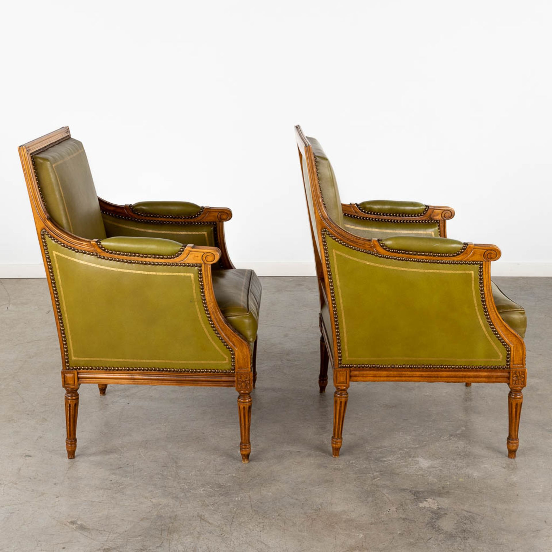 A pair of Louis XVI style armchairs, wood and olive green leather. Circa 1970. (D:61 x W:60 x H:90 c - Image 4 of 11