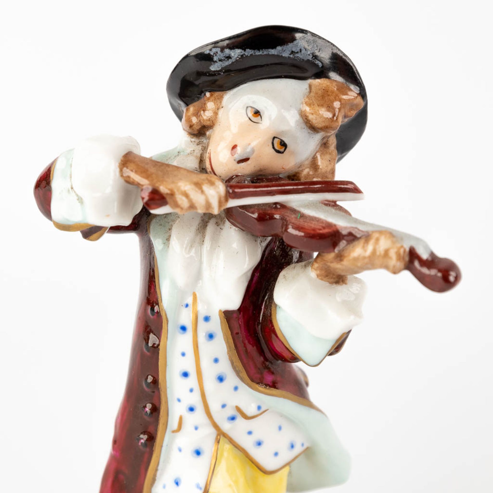 Sitzendorf, six figurines of the 'Monkey Orchestra', polychrome porcelain. (H:13 cm) - Bild 10 aus 14