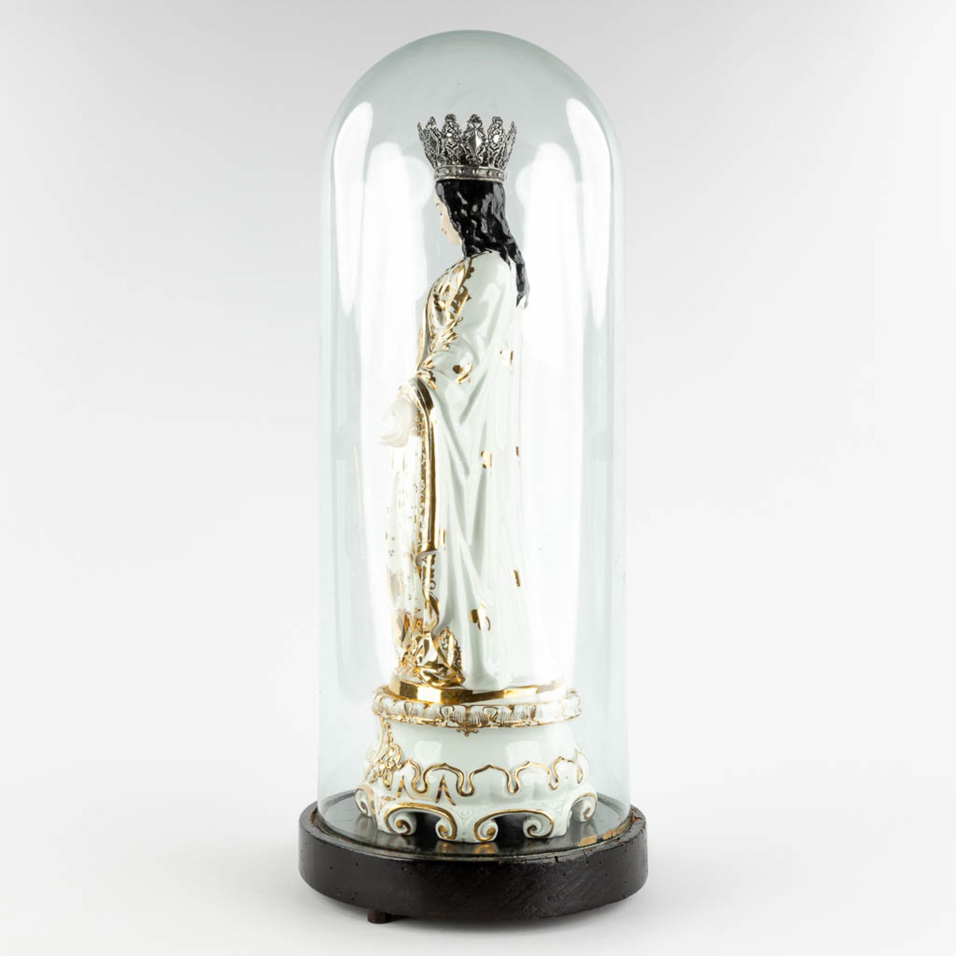 a large figurine of Madonna standing under a glass dome. Vieux Bruxelles porcelain. 19th C. (W:23 x - Image 6 of 11