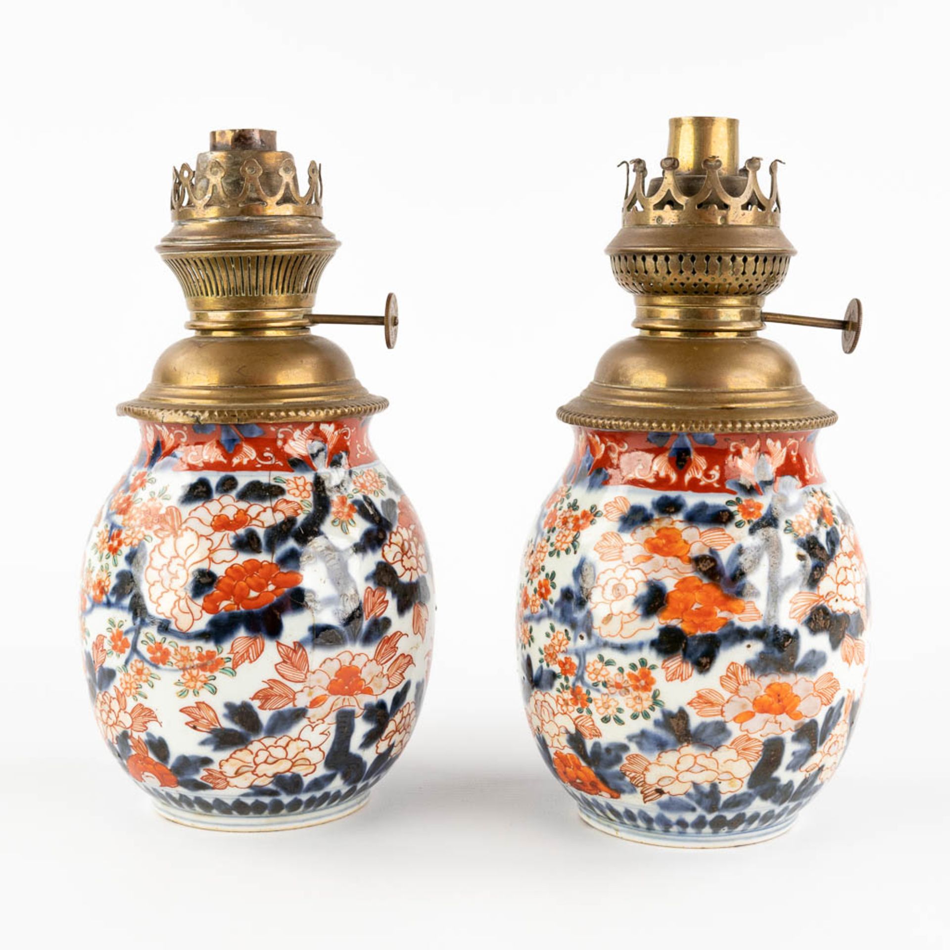 A pair of Chinese export Imari vases, rebuilt as oil lamps. 18th/19th C. (H:25 cm) - Image 4 of 12