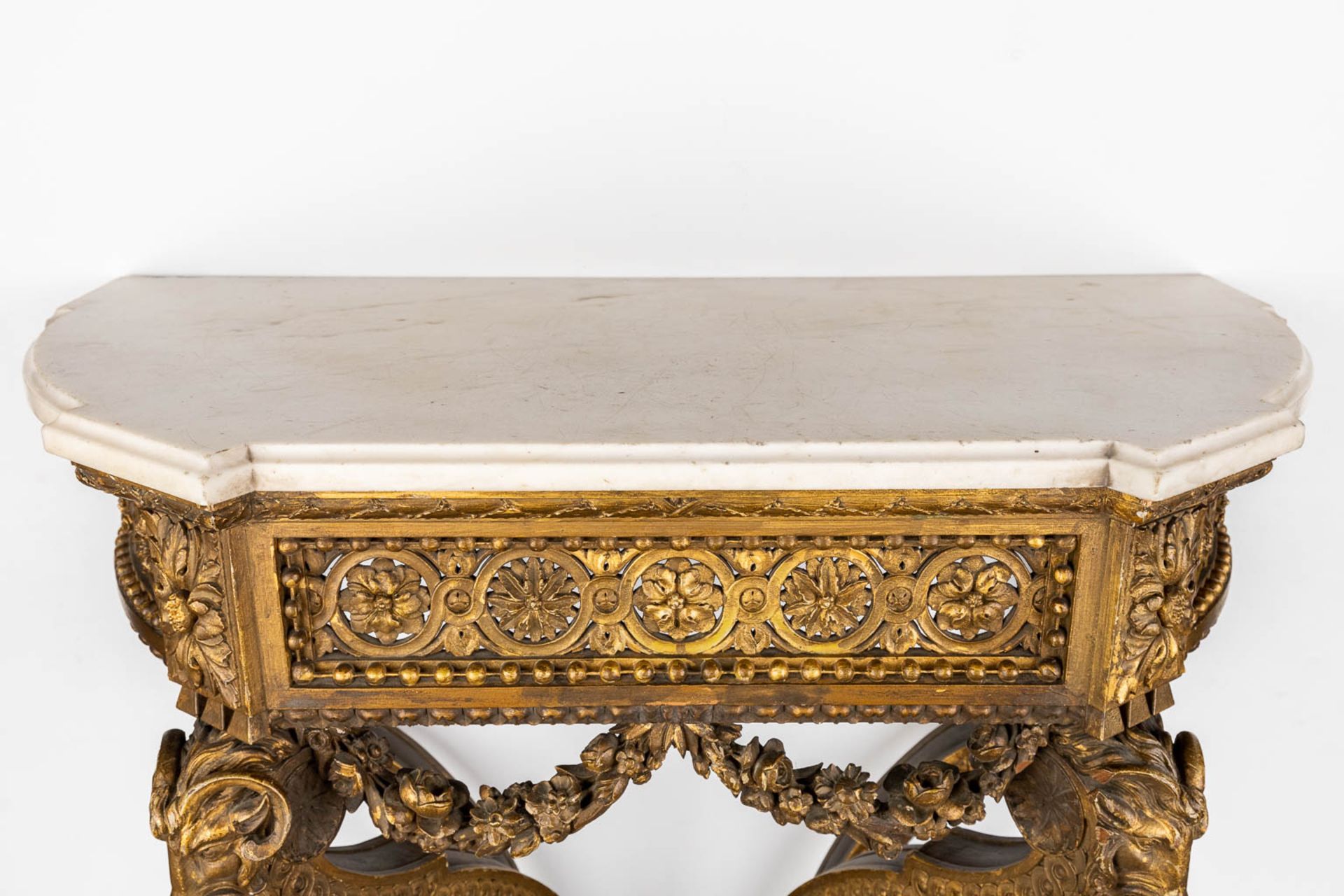 A console table with ram's heads, gilt and sculptured wood and a Carrara marble top. 19th C. (D:41 x - Image 3 of 15